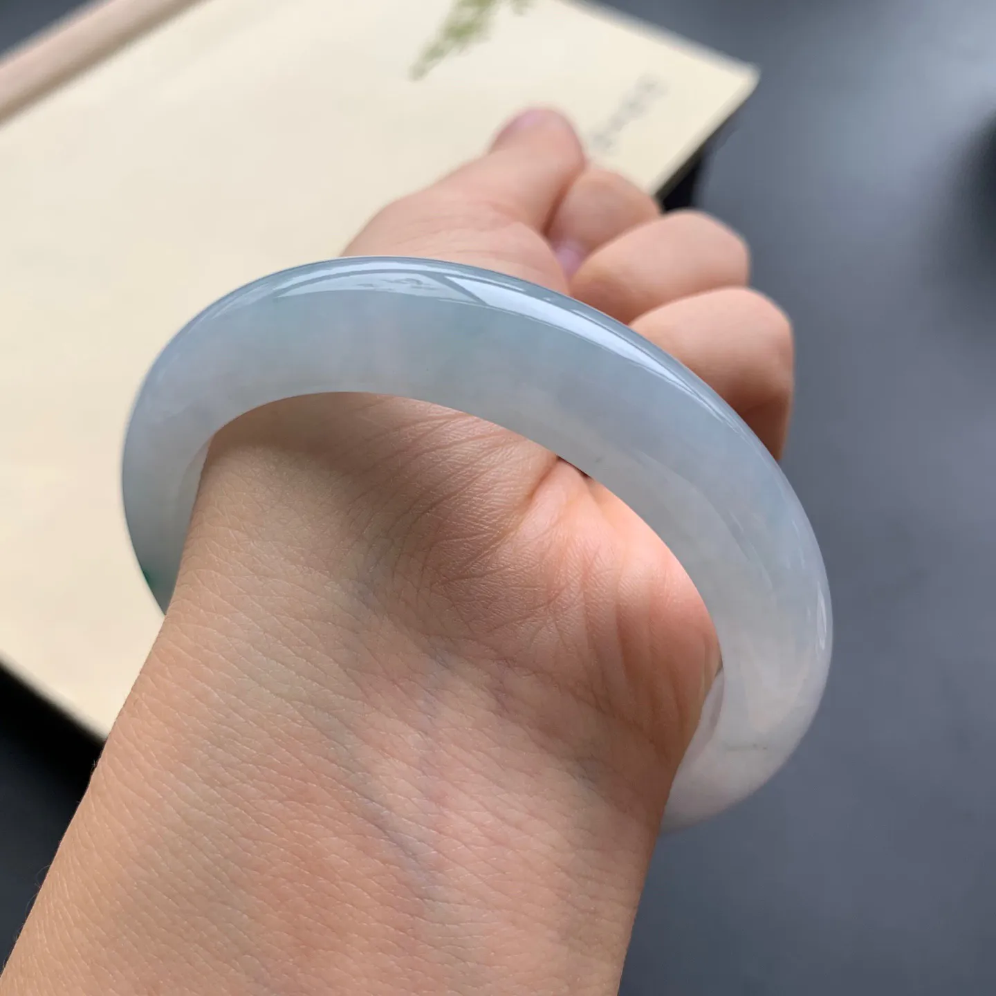 55圈口飘绿正圈手镯 尺寸：55-12.2-8.3，无纹裂，细腻光滑，清爽干净