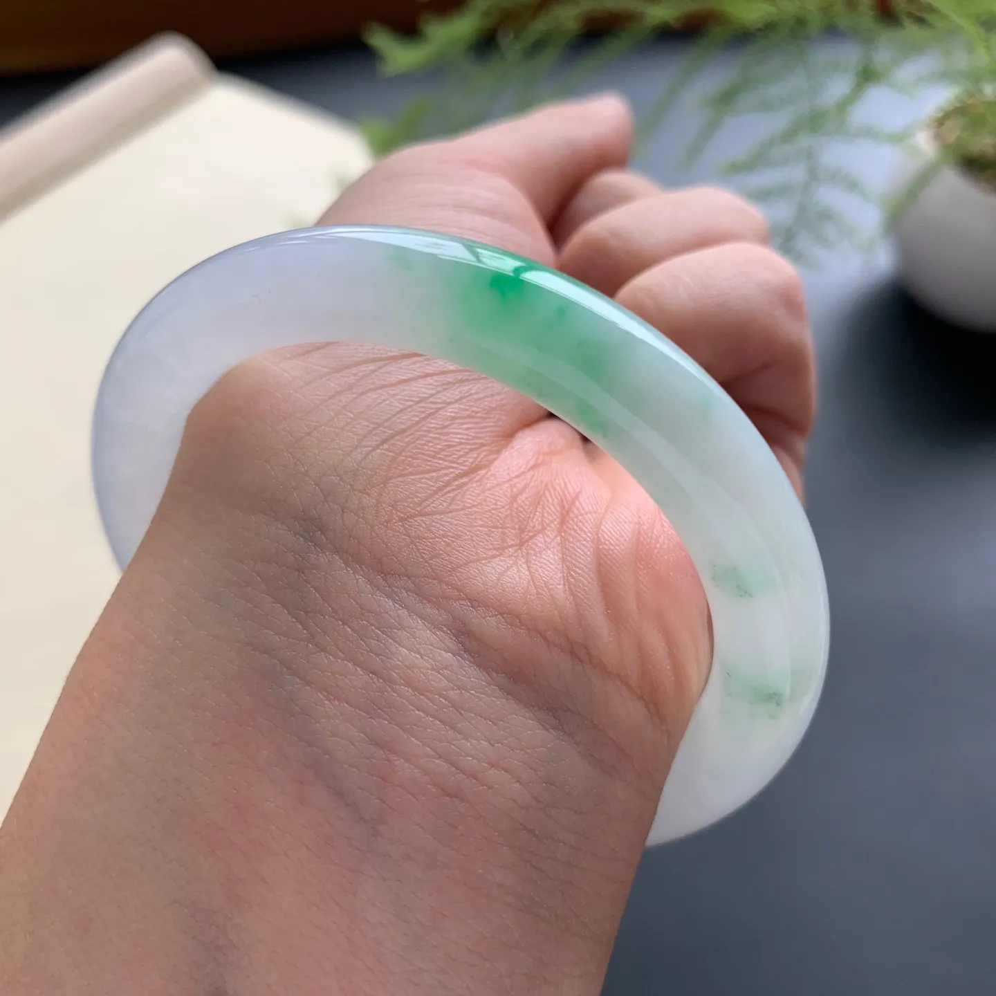 52圈口冰飘绿圆条手镯 尺寸：52-9，无纹裂，水润透亮，优雅迷人