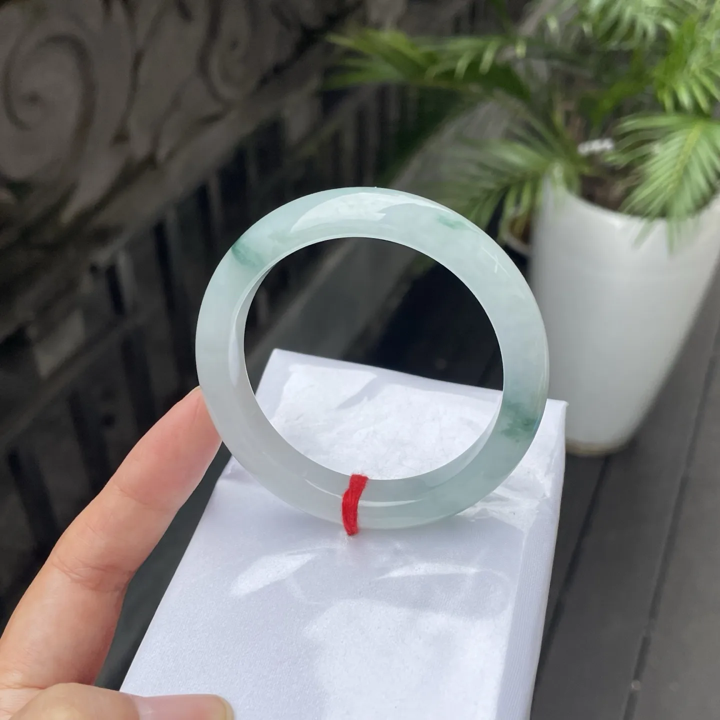 55圈口️
飘花，翠色如泼墨山水，那几缕深绿似是青山间的云雾与草木，在莹润的玉质里悠然晕开