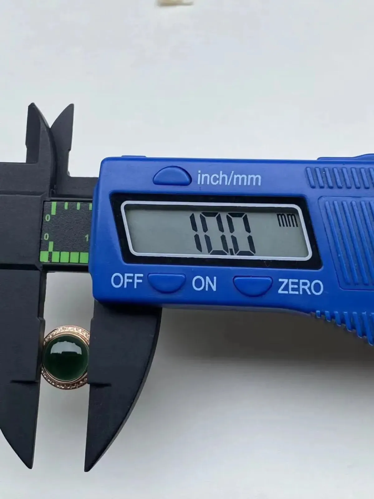 墨翠：【蛋面戒指】18K金+南非钻镶嵌，细腻干净，黑度极黑，性价比高·做工精致，打灯透绿 裸石尺寸：10.2*10.0*6.9‘