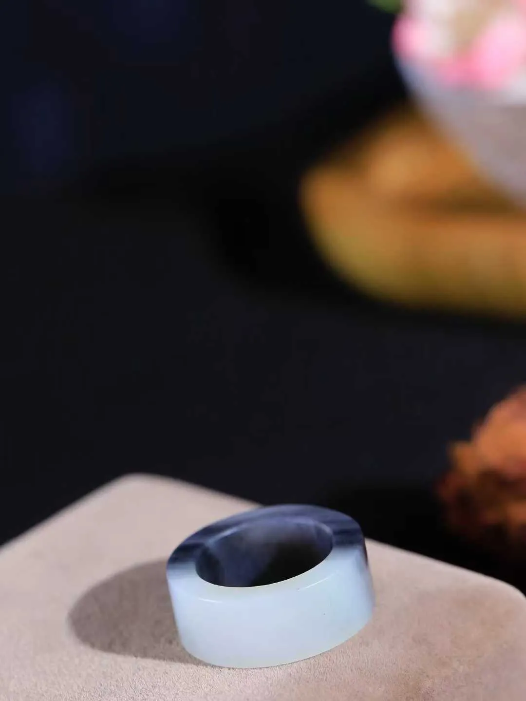 （籽.古韵.扳指）

新疆和田青花籽料扳指，玉质温润，油润感十足， 整器古韵生辉。优雅高贵。运筹帷幄于掌中，决胜于千里之外。重10.9克   圈口19.8mm  尺寸10.8-4.5mm  23110433A