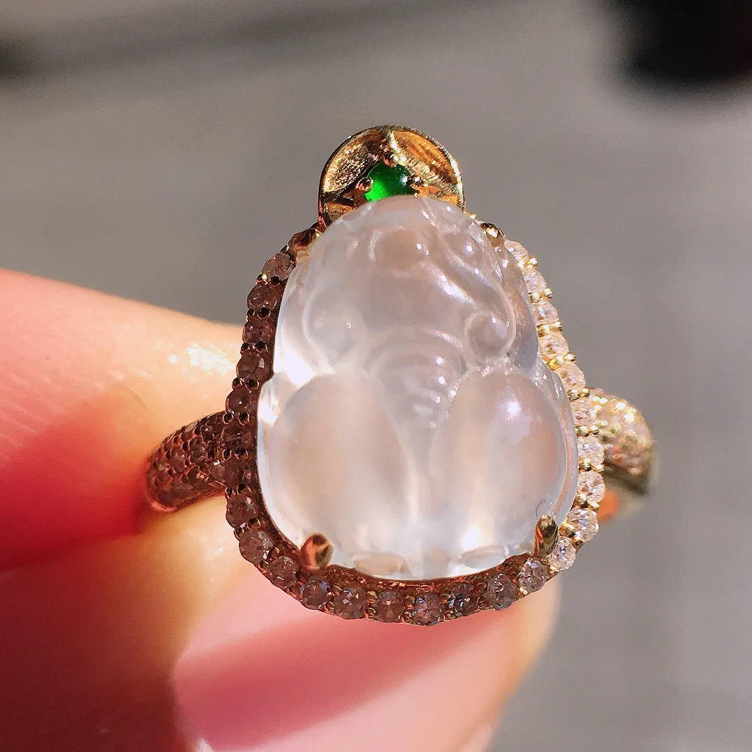 冰种貔貅戒指，玉质细腻，荧光感超
强，饱满圆润，尽显优雅气质，18k
金豪华镶嵌