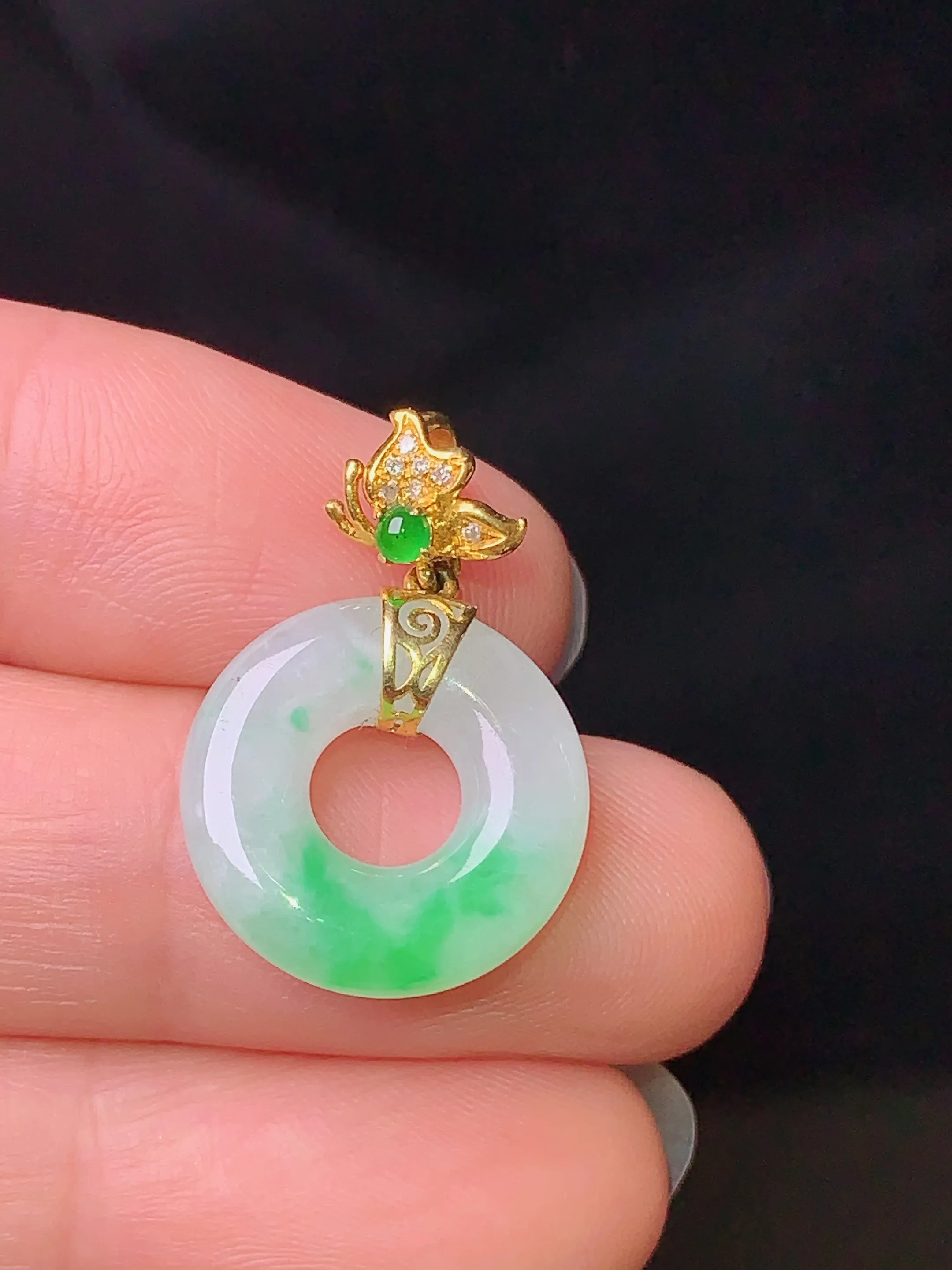 18k金钻镶嵌飘绿平安环吊坠 玉质细腻 色泽清新艳丽 整体尺寸23.2*15.5*3.8