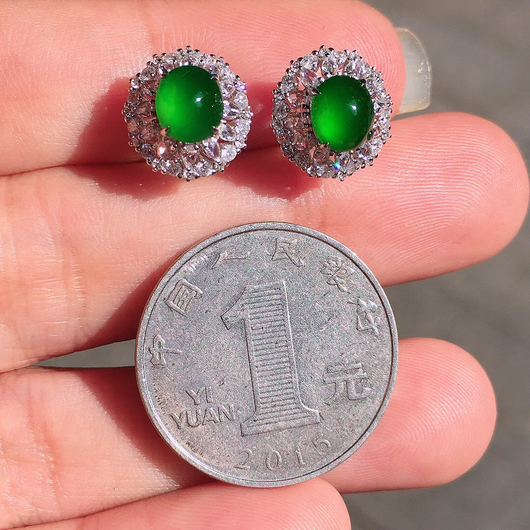 满绿蛋面耳钉，色泽均匀浓郁，玉质细腻，荧光感超
强，饱满圆润，尽显优雅气质，18k
金豪华镶嵌