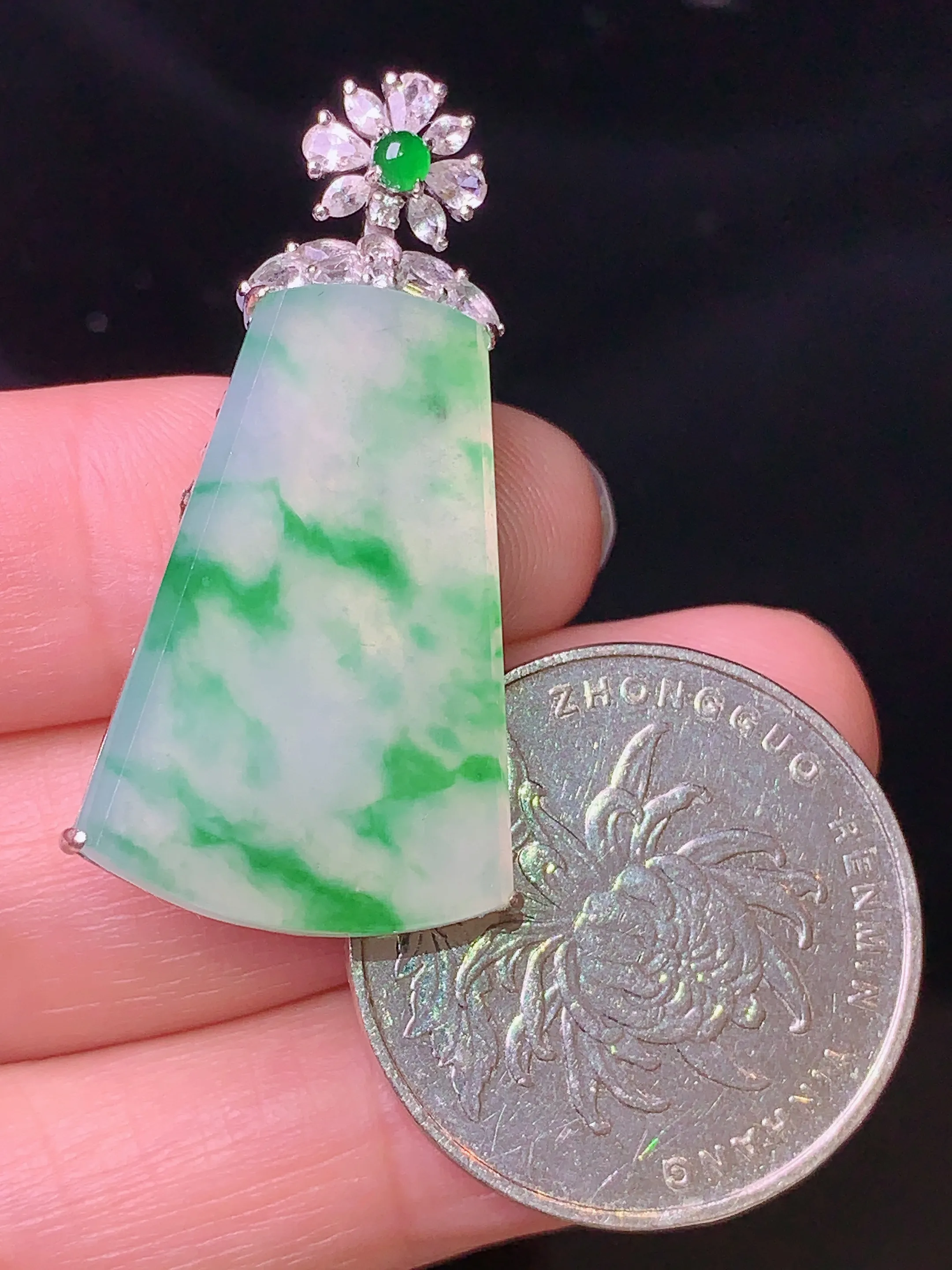 18k金钻镶嵌飘绿无事牌吊坠 玉质细腻 色泽清新艳丽 整体尺寸37.2*18.5*5.2