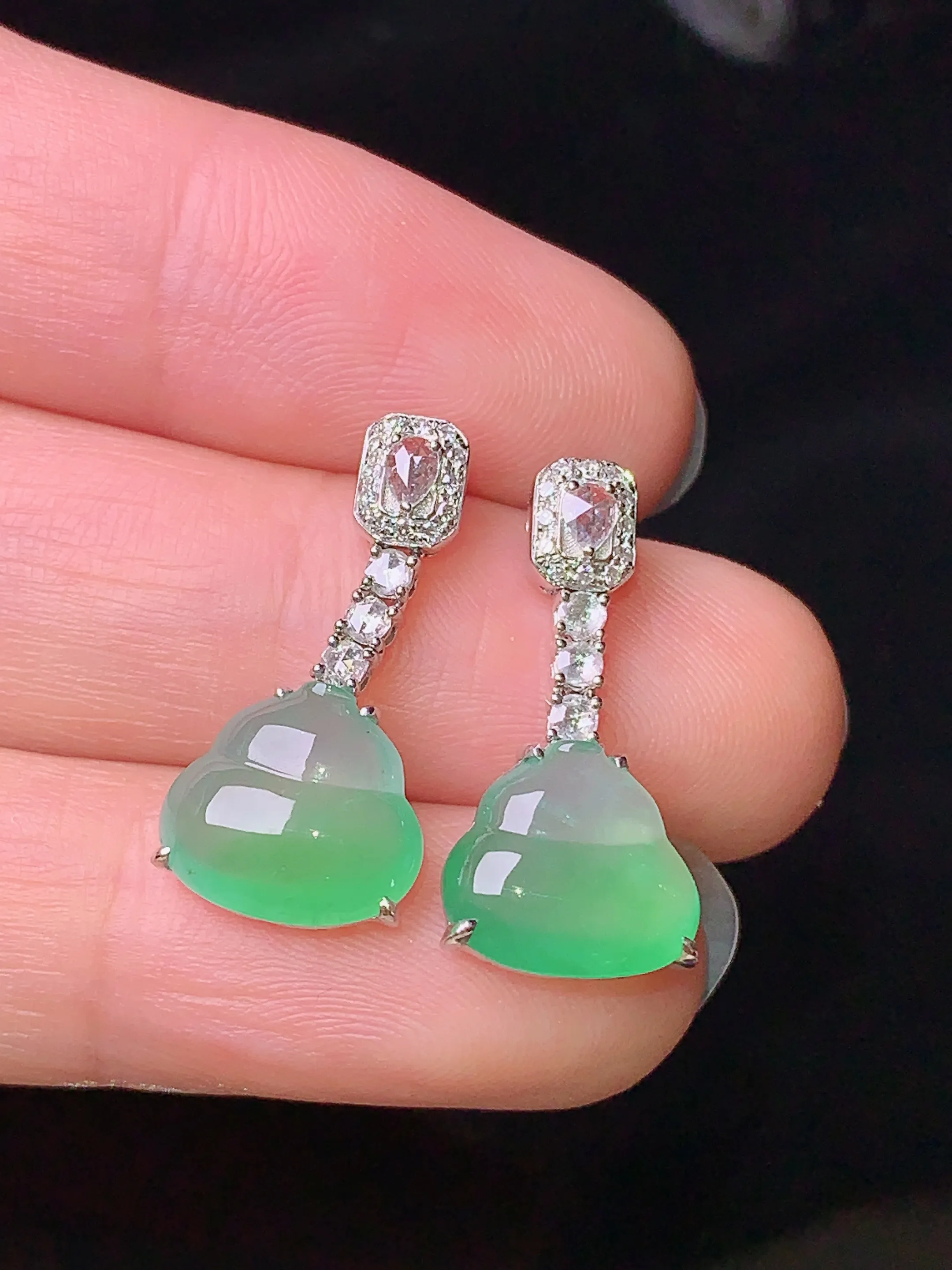 18k金钻镶嵌冰种翠绿葫芦耳坠吊坠 玉质细腻 色泽清新艳丽 整体尺寸21.5*10.5*4.5