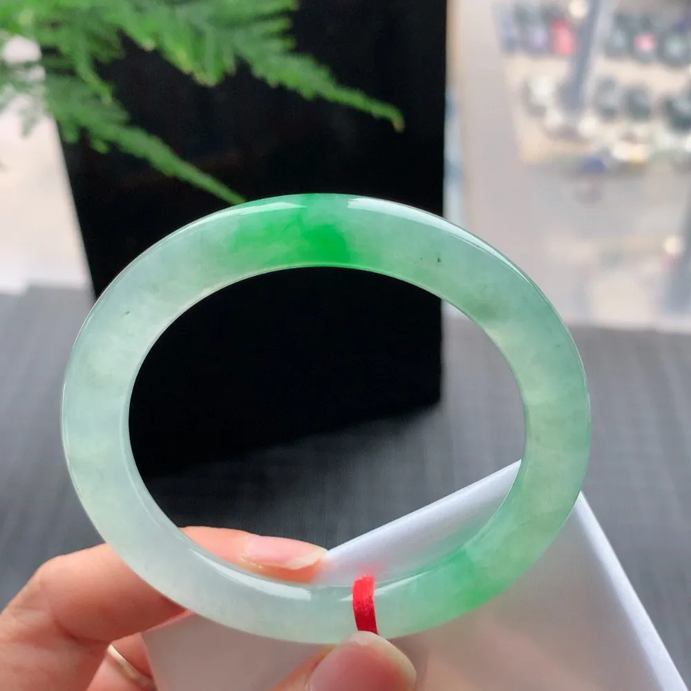 圆条高冰阳绿 无瑕 尺寸:53.8/8.3/8.6 种色俱佳