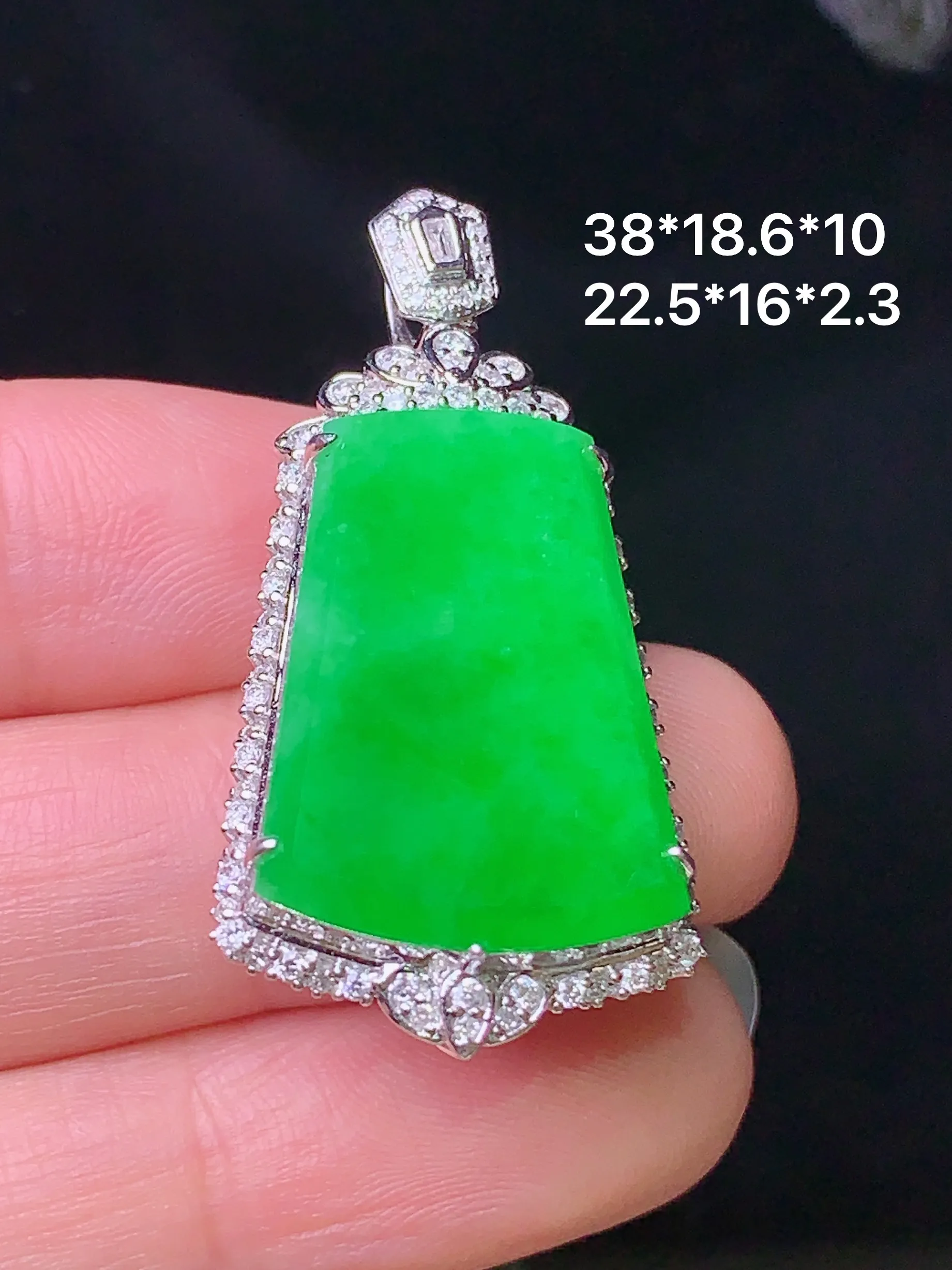 18k金钻镶嵌翠绿无事牌吊坠 玉质细腻 色泽清新艳丽 整体尺寸38*18.6*10