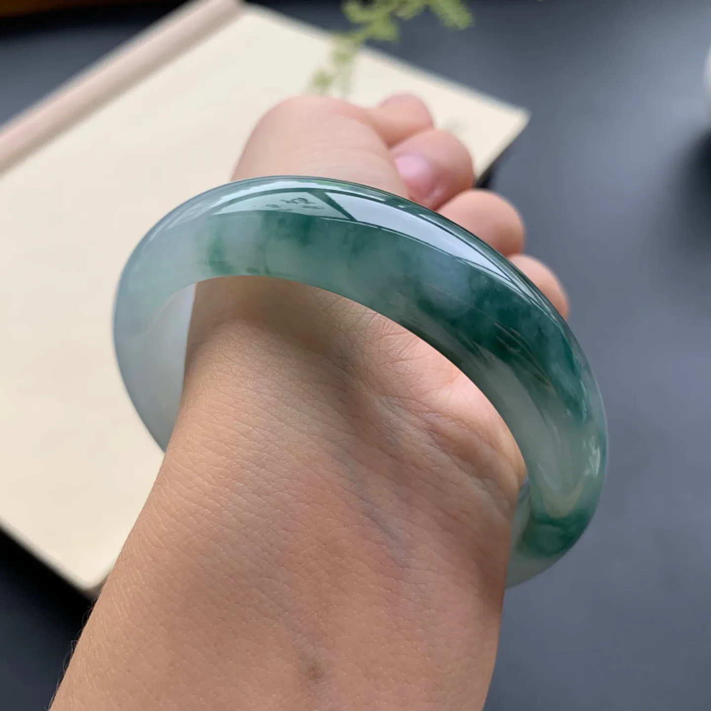 58圈口飘花正圈手镯 尺寸：58-15.6-7.8，无纹裂，花色浓郁，宽版大气