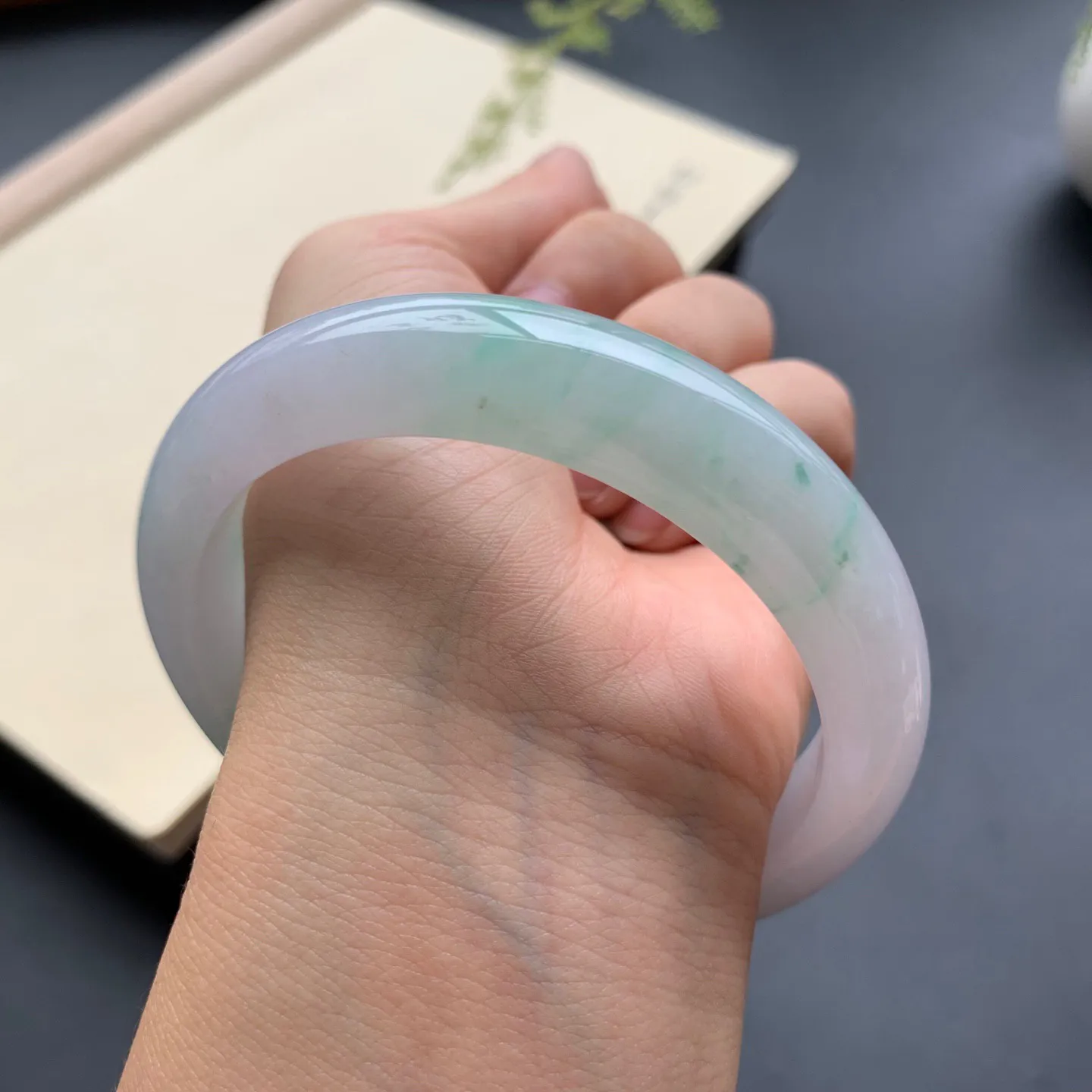 飘绿正圈手镯 尺寸：58.8-12.8-8.3，无纹裂，细腻光滑，清爽干净