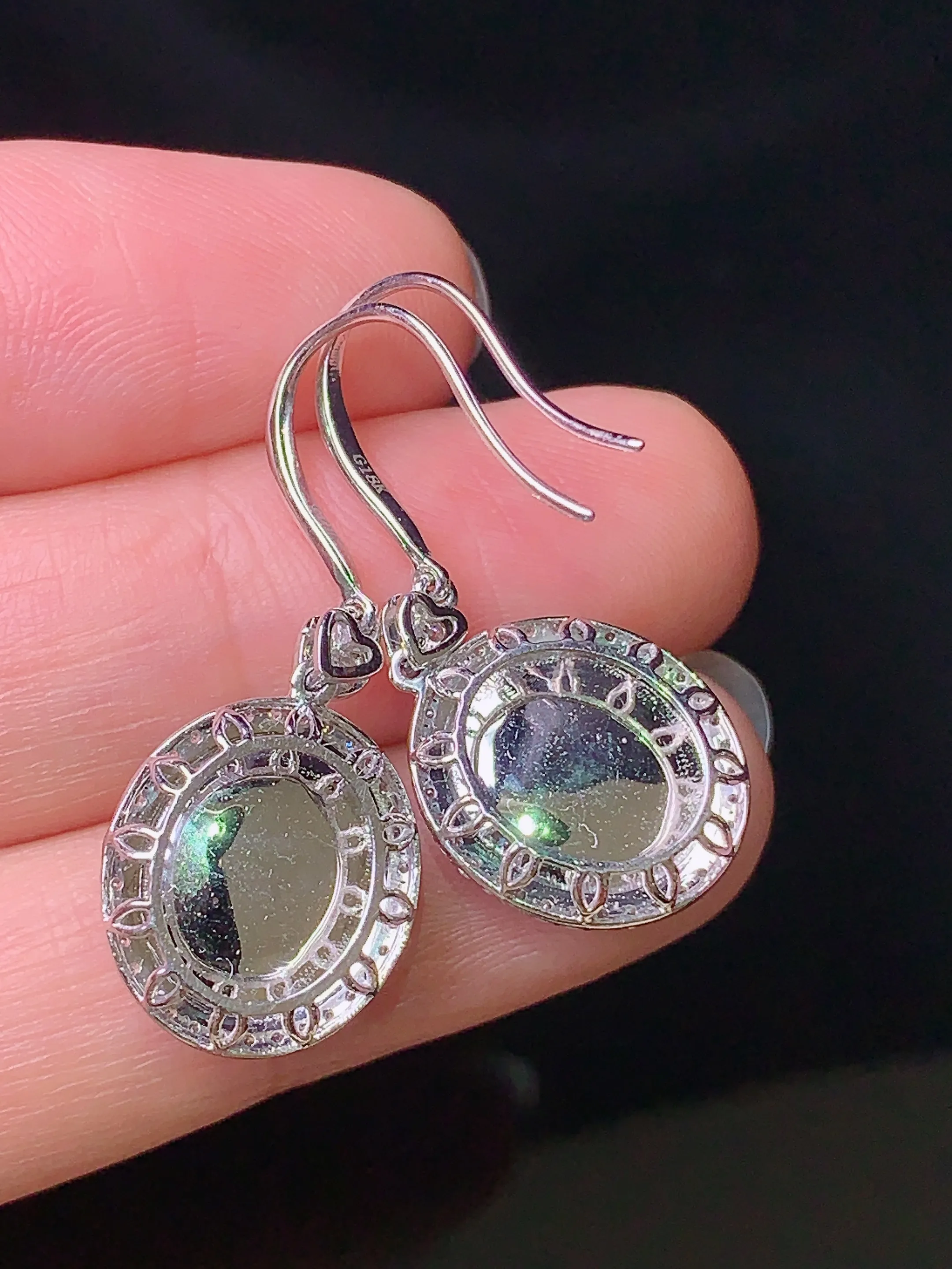 18k金钻镶嵌翠绿蛋面耳坠 玉质细腻 色泽清新艳丽 整体尺寸30*12.5*7.2