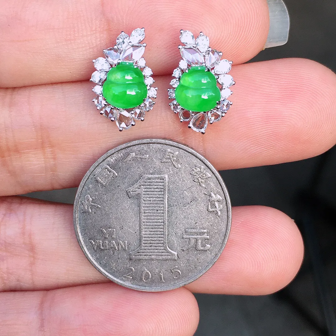阳绿葫芦耳钉，色泽均匀艳丽，玉质细腻，荧光感超
强，饱满圆润，尽显优雅气质，18k
金豪华镶嵌