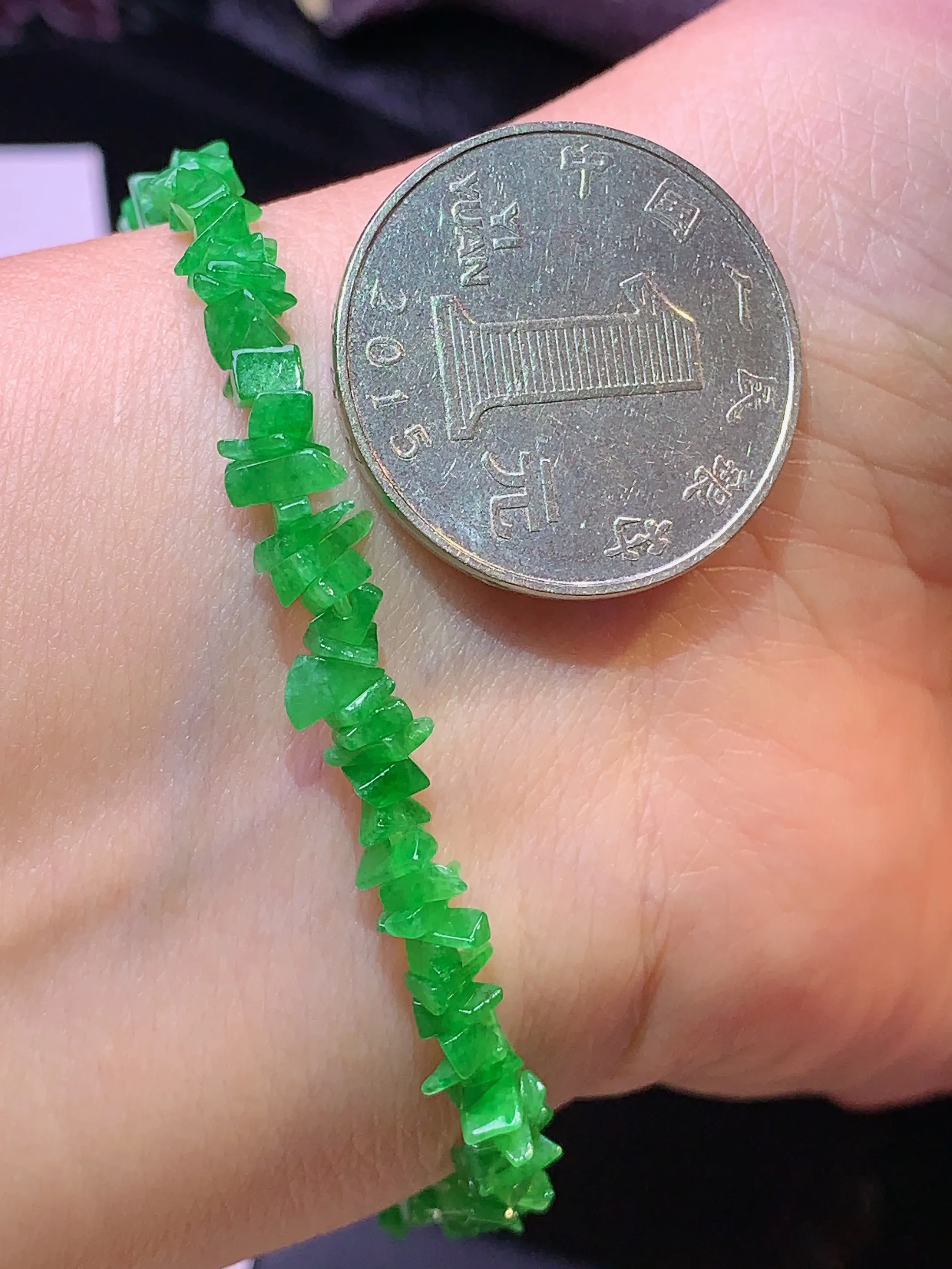 满绿随形手链 玉质细腻 色泽清新艳丽 整体尺寸7.5*3*2.5