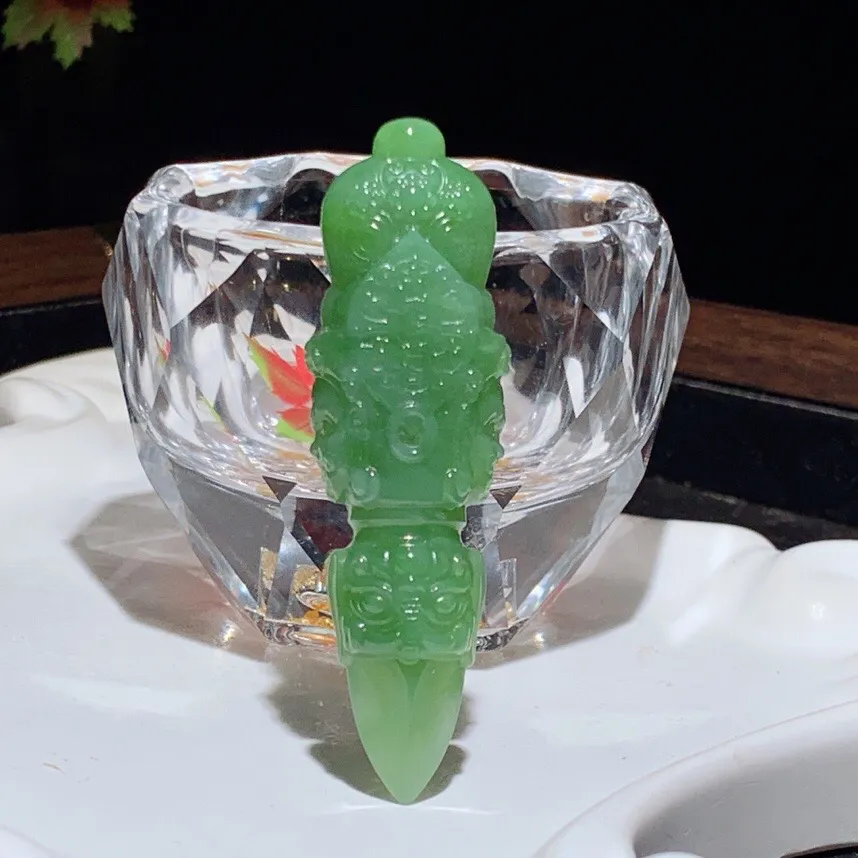 和田玉阳绿俄罗斯碧玉不动明王降魔杵挂件。尺寸64/19/16重20.8克。玉质细腻油润。手推出油。佩戴高端典雅。lt251104