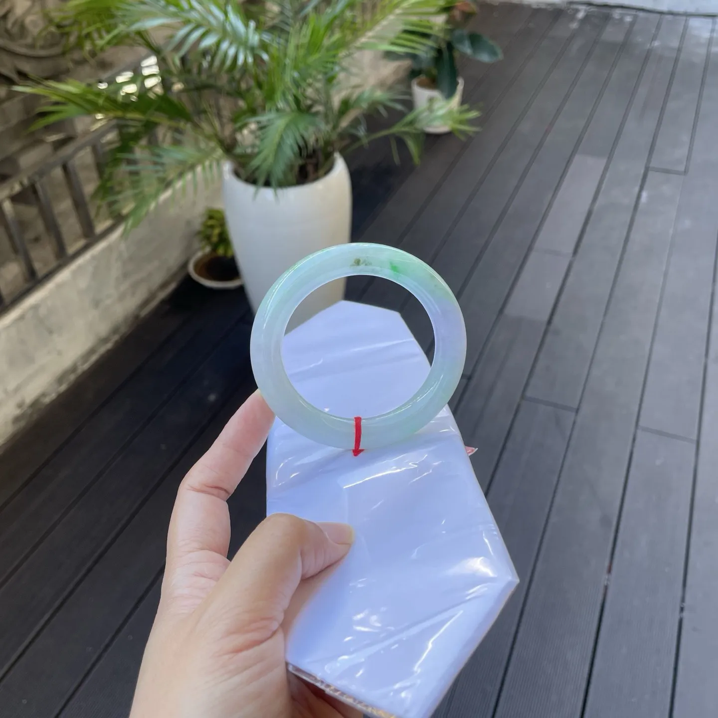 57圆条
春彩，那淡绿如溪水漫过青石板，泛着柔柔的光，又像初绽的荷叶，带着清新的水汽