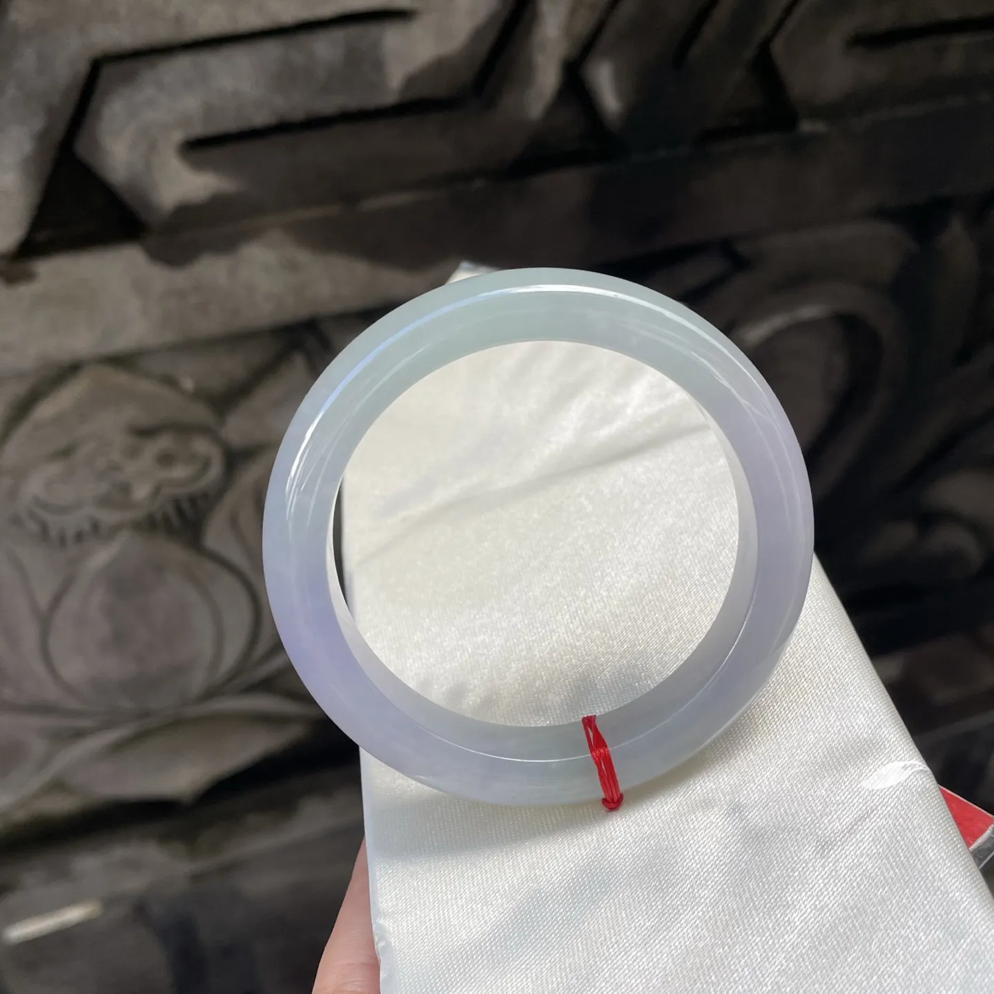 55圈口
春彩，似揉碎了晨曦的淡紫与云雾的浅白，在光下漾着朦胧又雅致的光晕气质