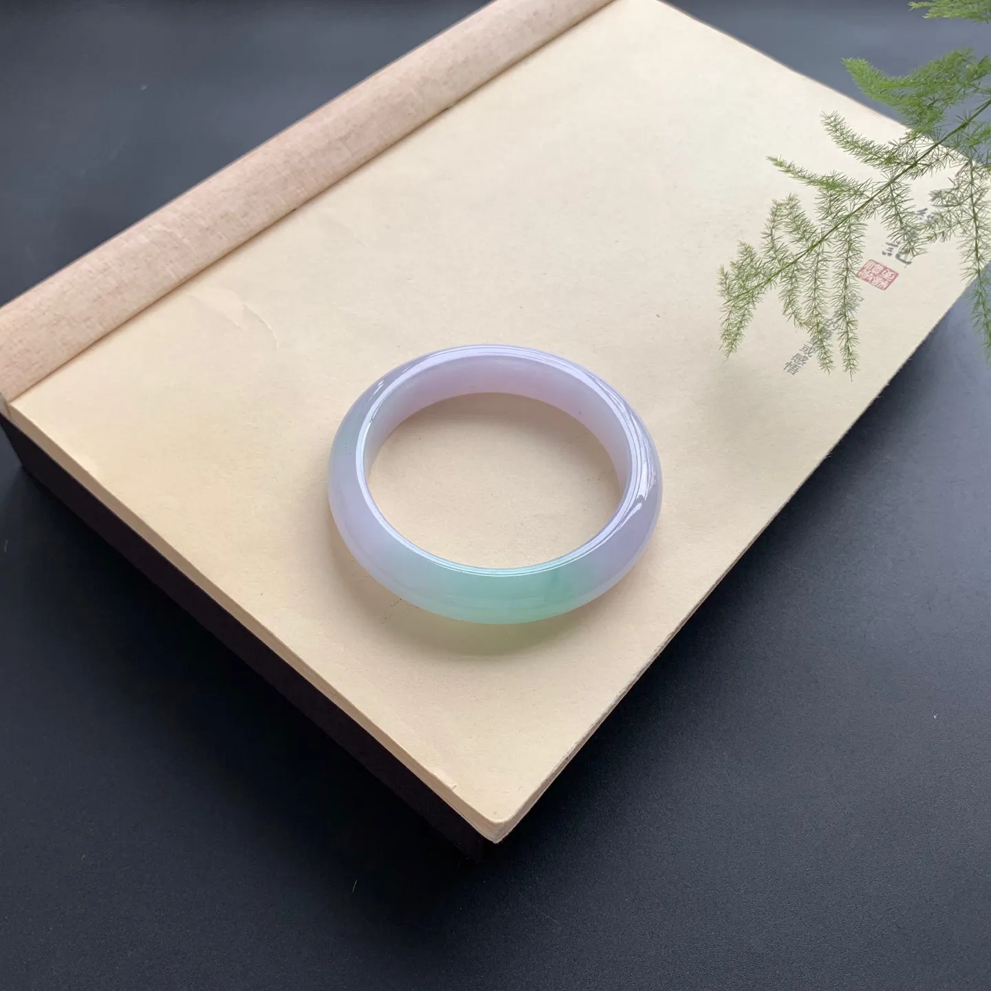 59圈口飘绿正圈手镯 尺寸：59-13.3-8，无纹裂，细腻光滑，色泽靓丽