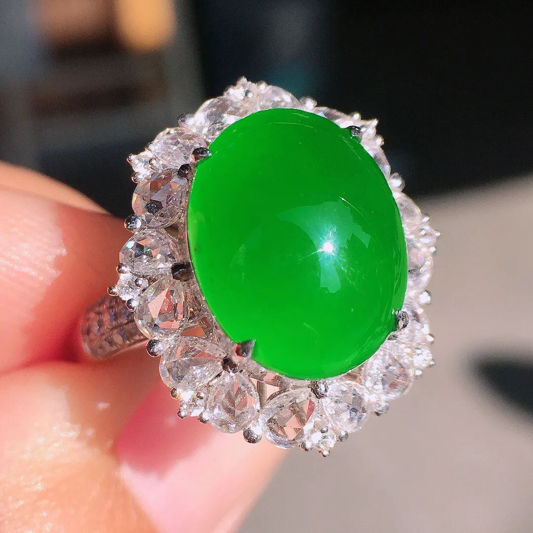 满绿蛋面戒指，色泽均匀浓郁，玉质细腻，荧光感超
强，饱满圆润，尽显优雅气质，18k
金豪华镶嵌