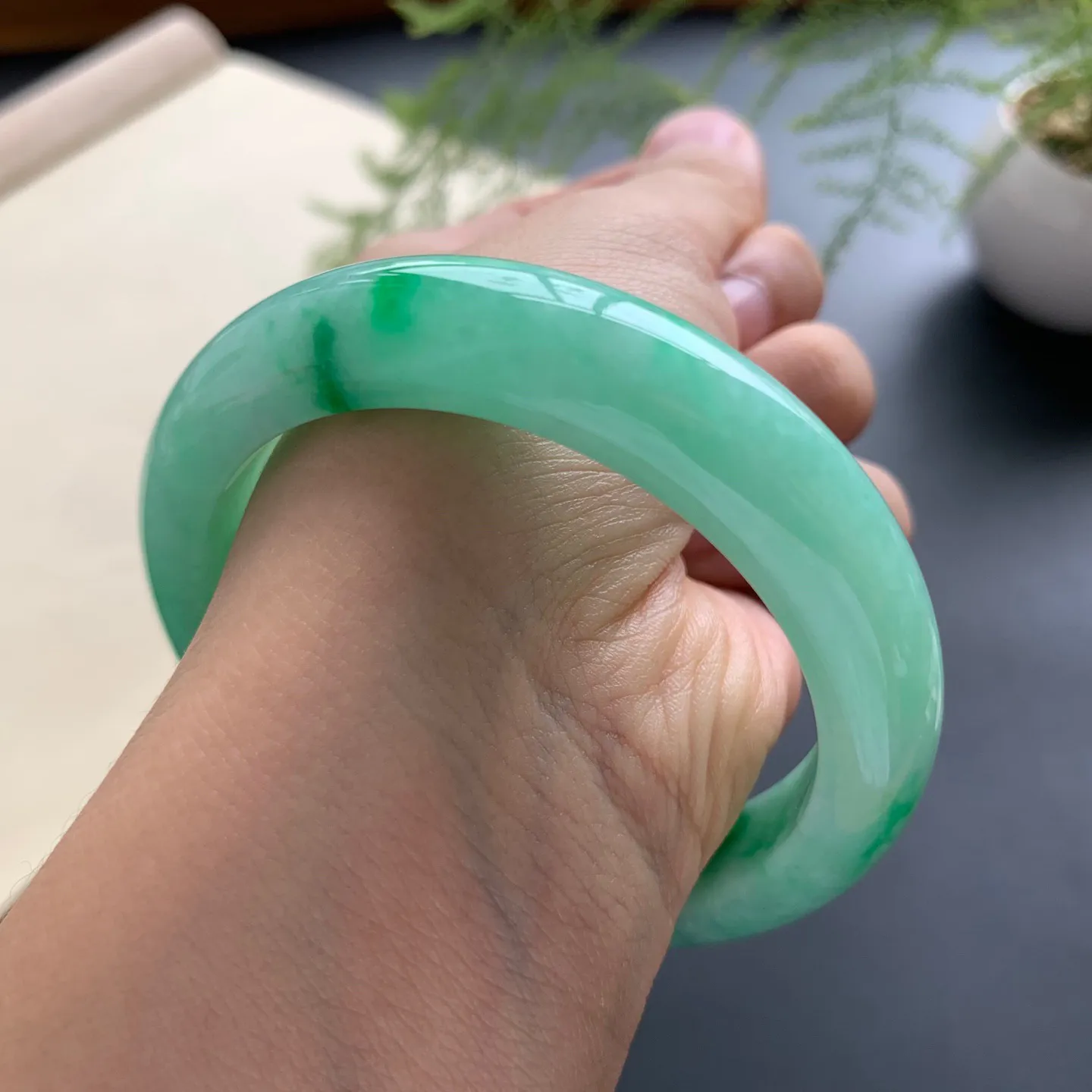 55圈口辣色正圈手镯 尺寸：55-12.5-8.8，无纹裂，细腻光滑，色辣靓丽