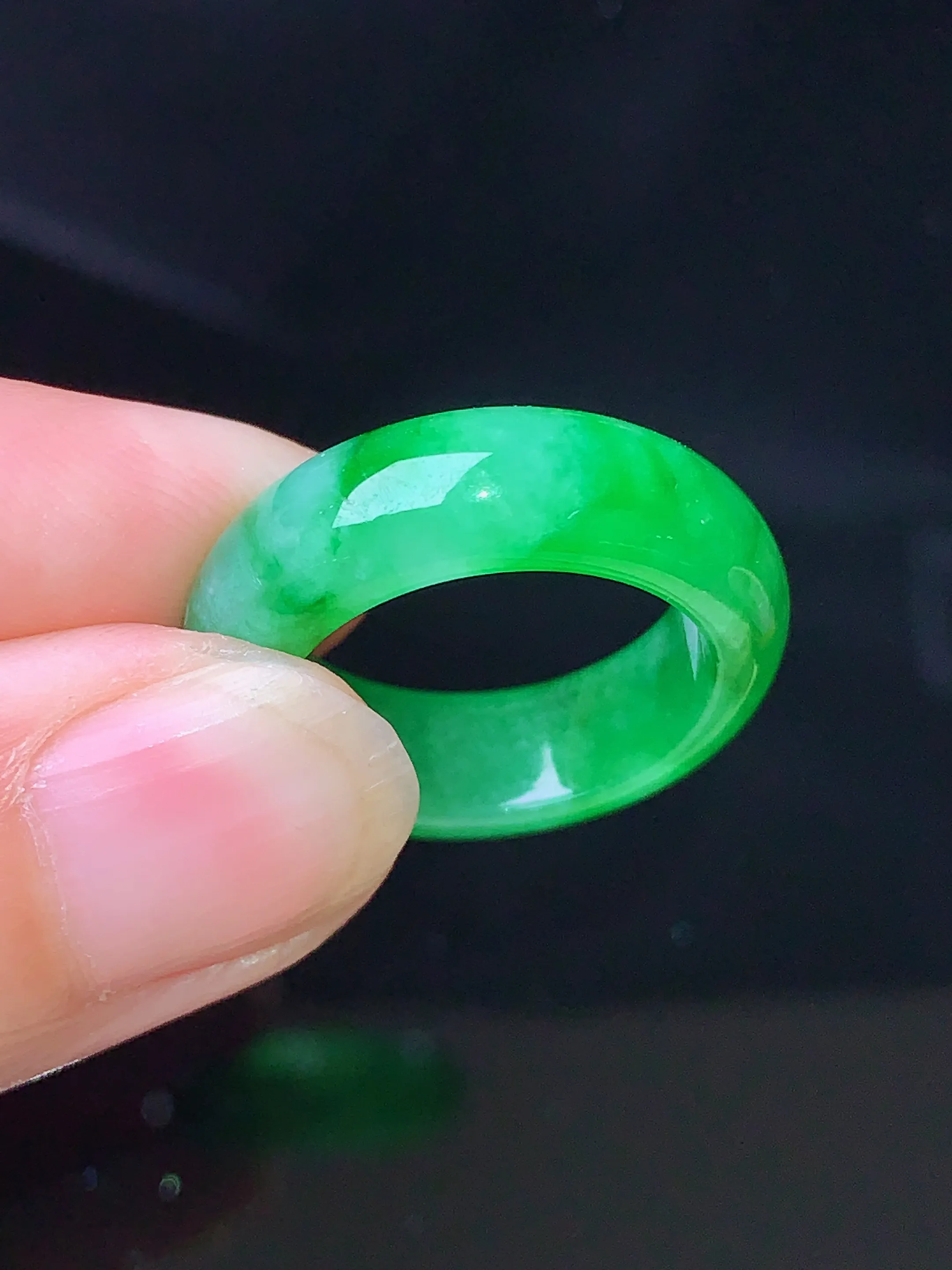 翠绿指环 玉质细腻 色泽清新艳丽 整体尺寸22.7*6*3.6 圈口10.5