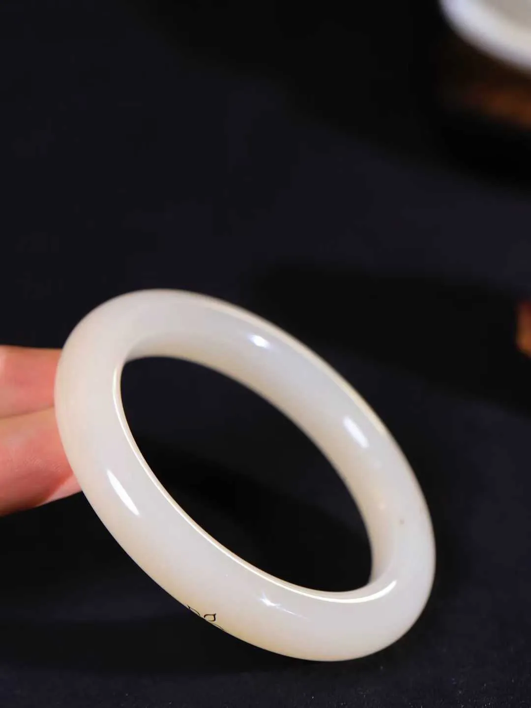 【粉黛.手镯】

精品️和田玉藕粉挫金挫银工艺手镯
仙女藕粉手镯
馥郁芬芳 油糯饱满
气质温婉尔雅 甜甜的藕粉色
质地如膏似脂 少女感十足
精工打磨 手感上佳
尺寸56-11.2-10.5mm 重58克 fDA-63110454