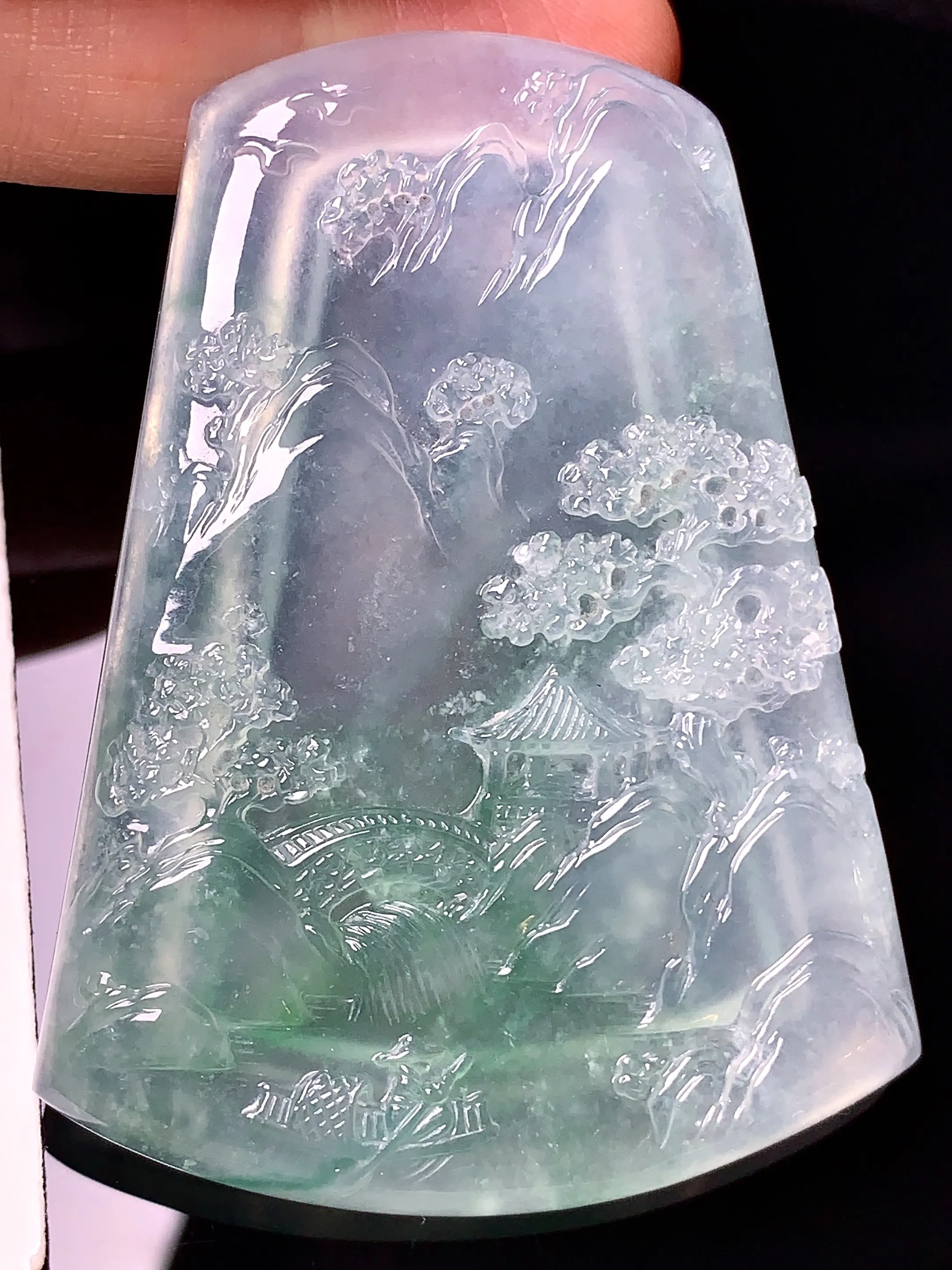 冰种飘绿山水牌子吊坠 玉质细腻 色泽清新艳丽 整体尺寸59.2*44.7*5.2