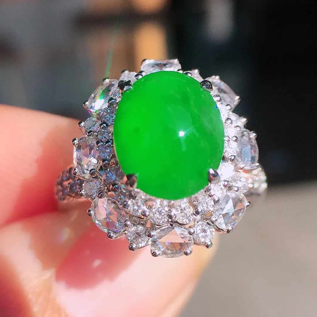 阳绿蛋面戒指，色泽均匀艳丽，玉质细腻，荧光感超
强，饱满圆润，尽显优雅气质，18k
金豪华镶嵌