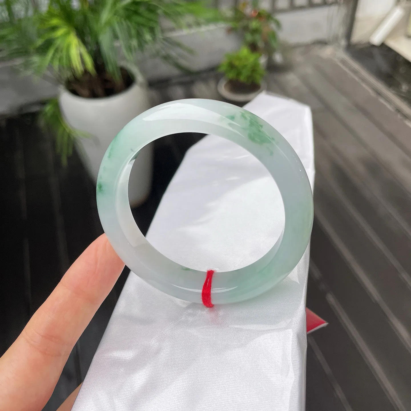 55圈口
飘花，江南烟雨中的翠影，清透间缀着灵动的绿，在腕间晕染出诗意的朦胧