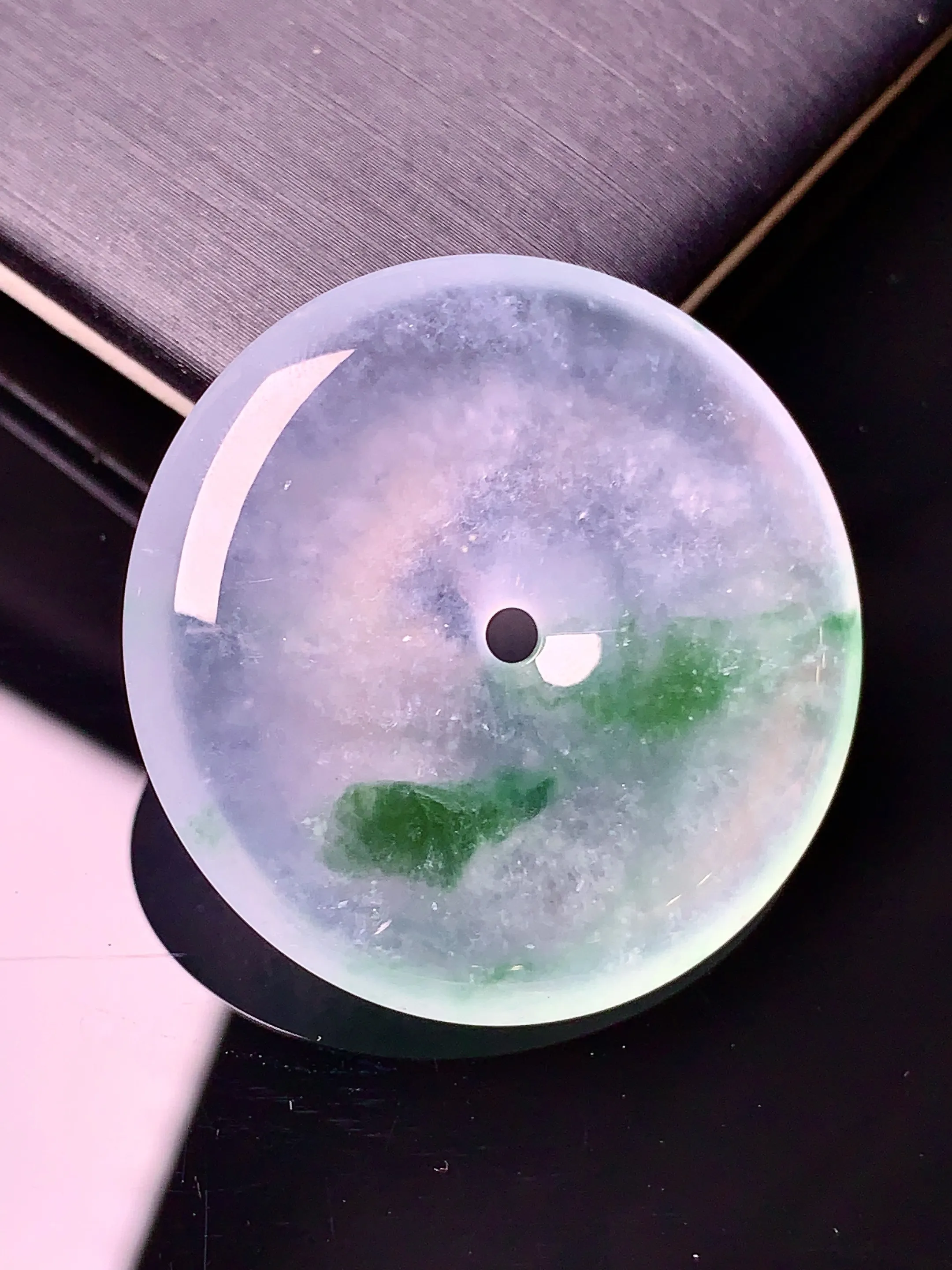 玻璃种飘绿平安扣吊坠 玉质细腻 色泽清新艳丽 整体尺寸31.8*5.7