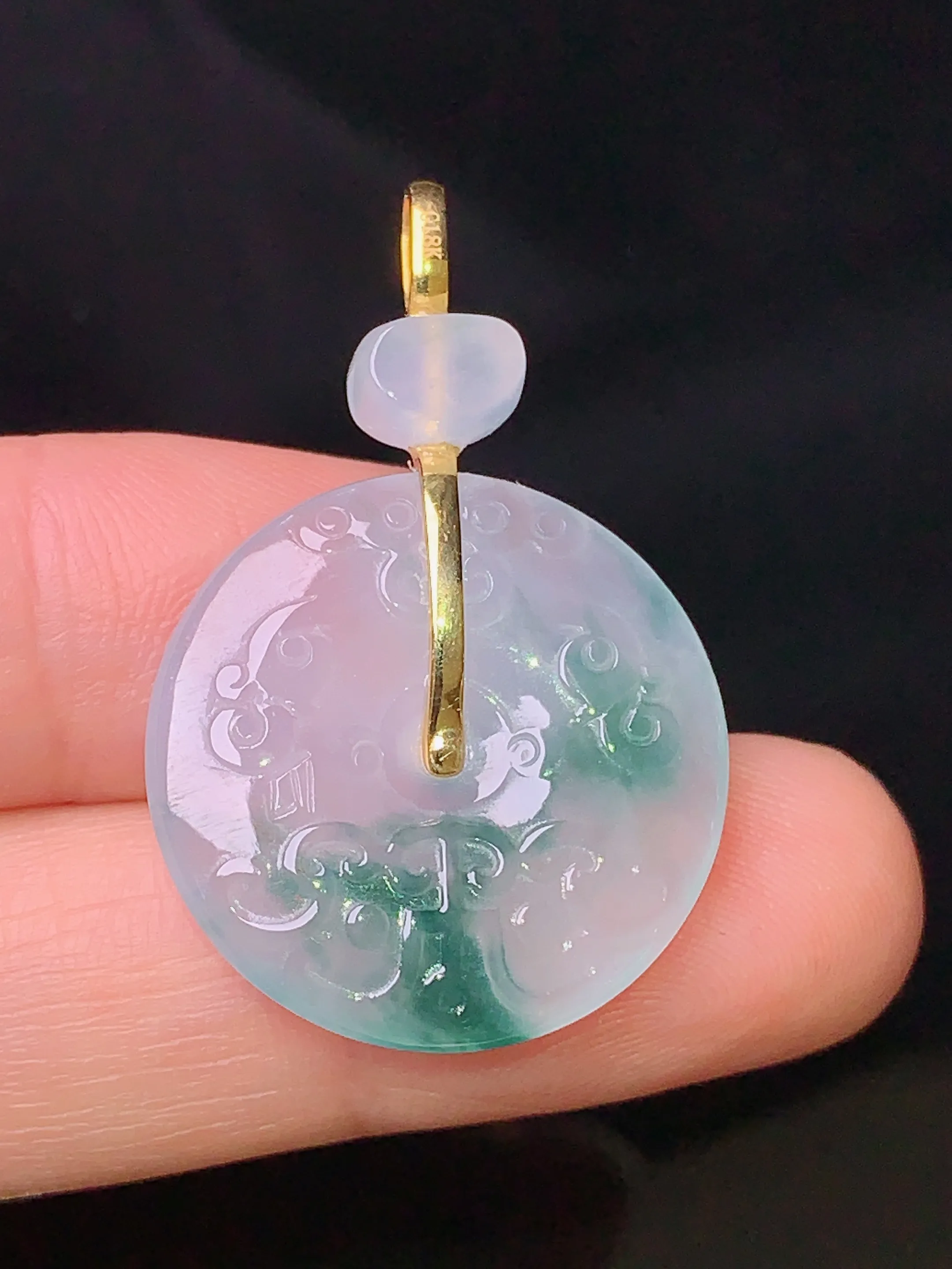 18k金钻镶嵌飘绿仿古飘绿平安扣吊坠 玉质细腻 色泽清新艳丽 整体尺寸34*32*4.2