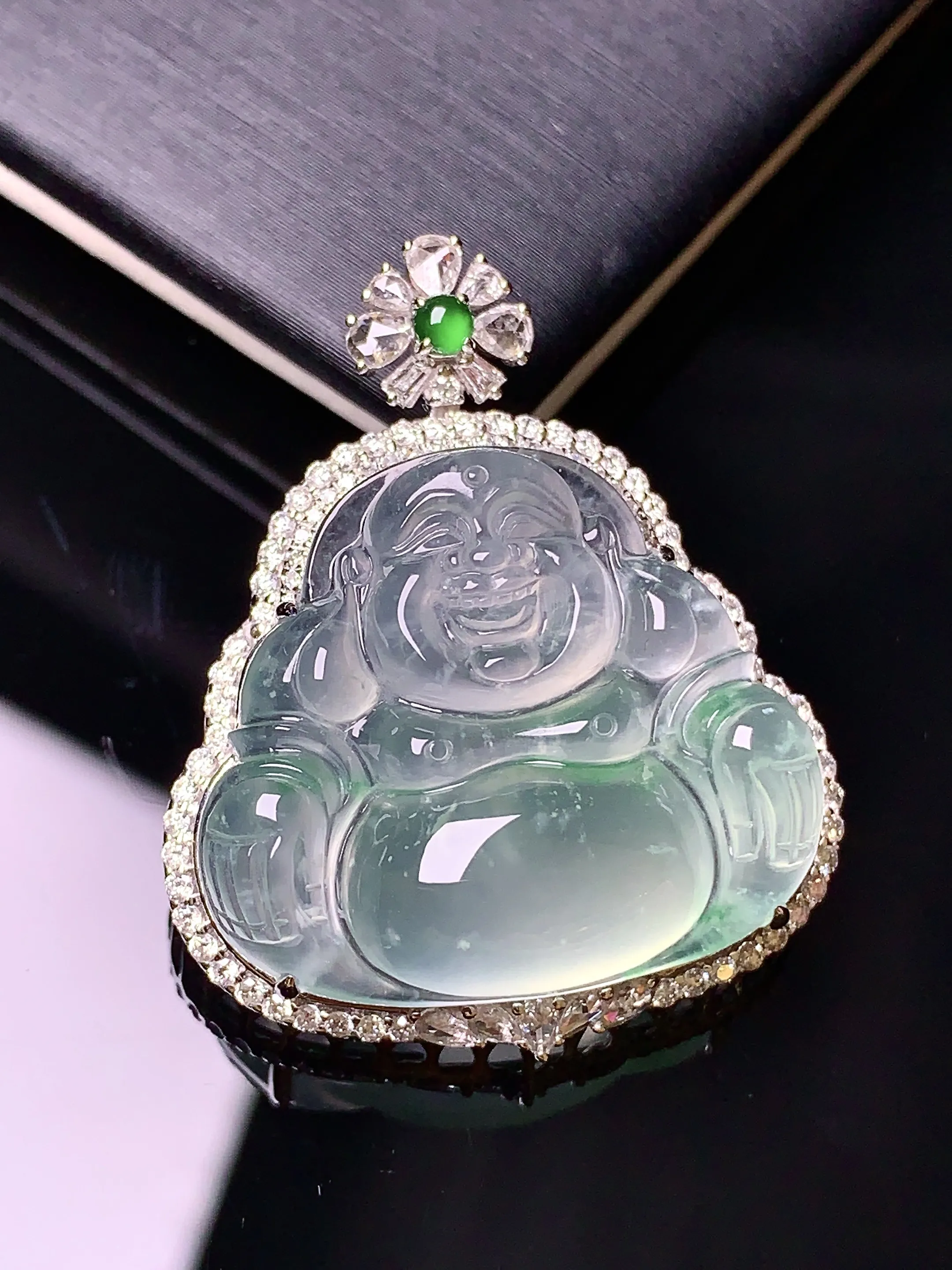 18k金钻镶嵌吊坠 玉质细腻 色泽清新艳丽 整体尺寸33.2*27*10.3