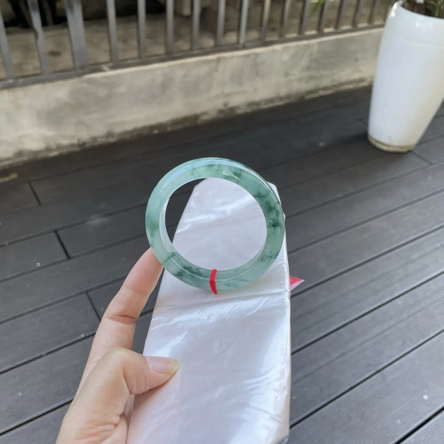 56+圈口
飘花，深浅交织的绿，如泼墨山水般晕染开来，带着自然的写意与雅致