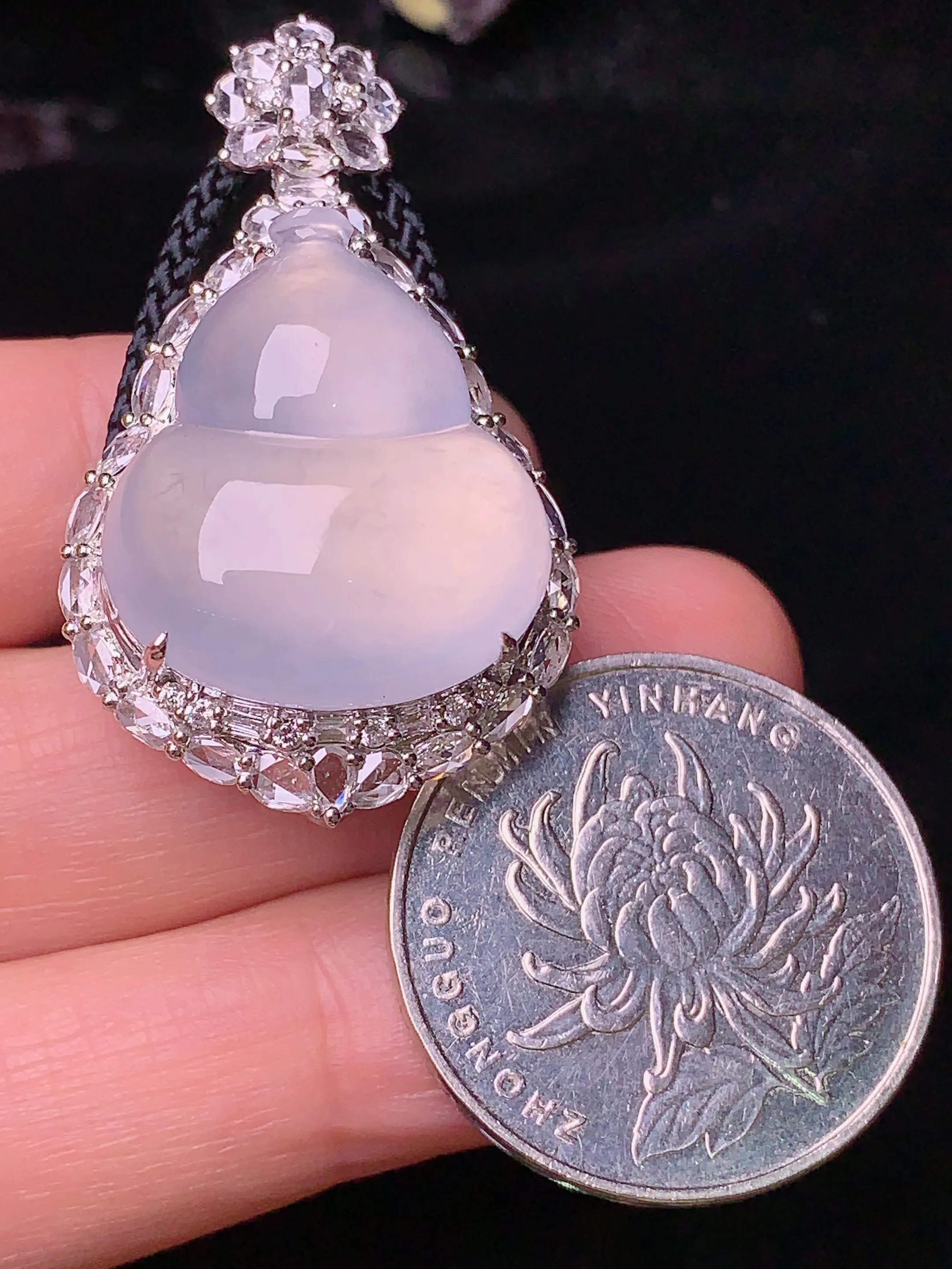 18k金钻镶嵌冰种葫芦吊坠 玉质细腻 色泽清新艳丽 整体尺寸38*22.7*12.8