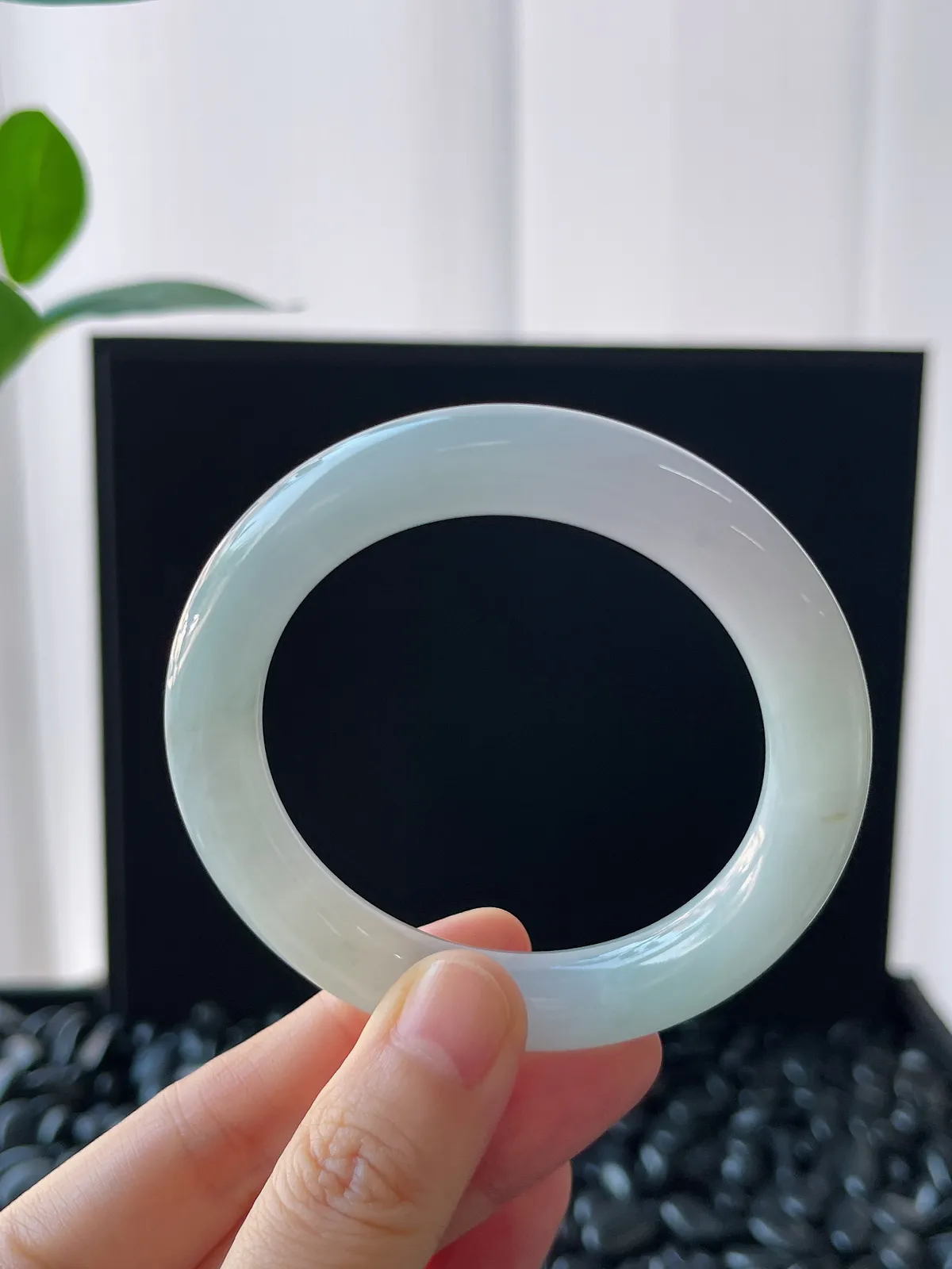 圆镯51圈口，翡翠冰糯种淡春彩手镯