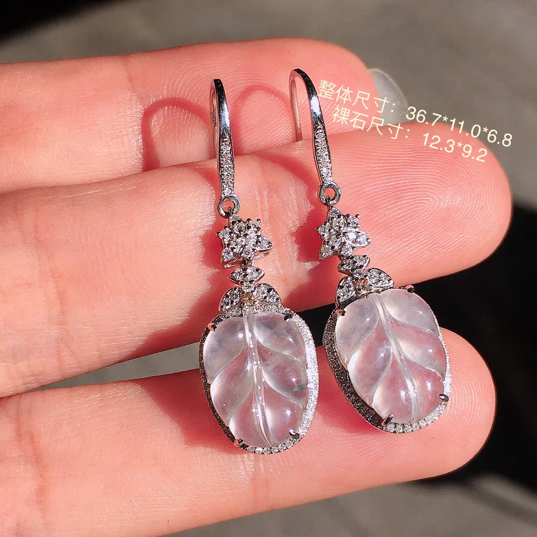 冰种玉叶耳坠，玉质细腻，荧光感超
强，饱满圆润，尽显优雅气质，18k
金豪华镶嵌