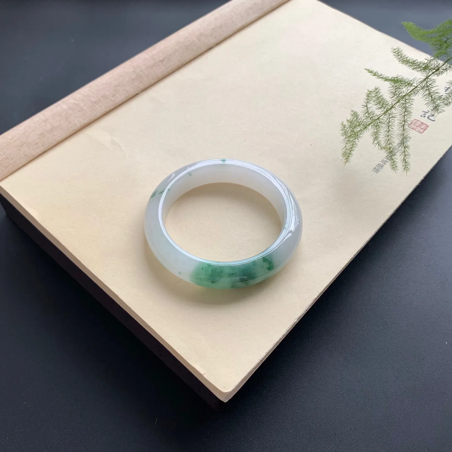 56圈口飘花正圈手镯 尺寸：56-13-9，无纹裂，花色浓郁，版型厚装