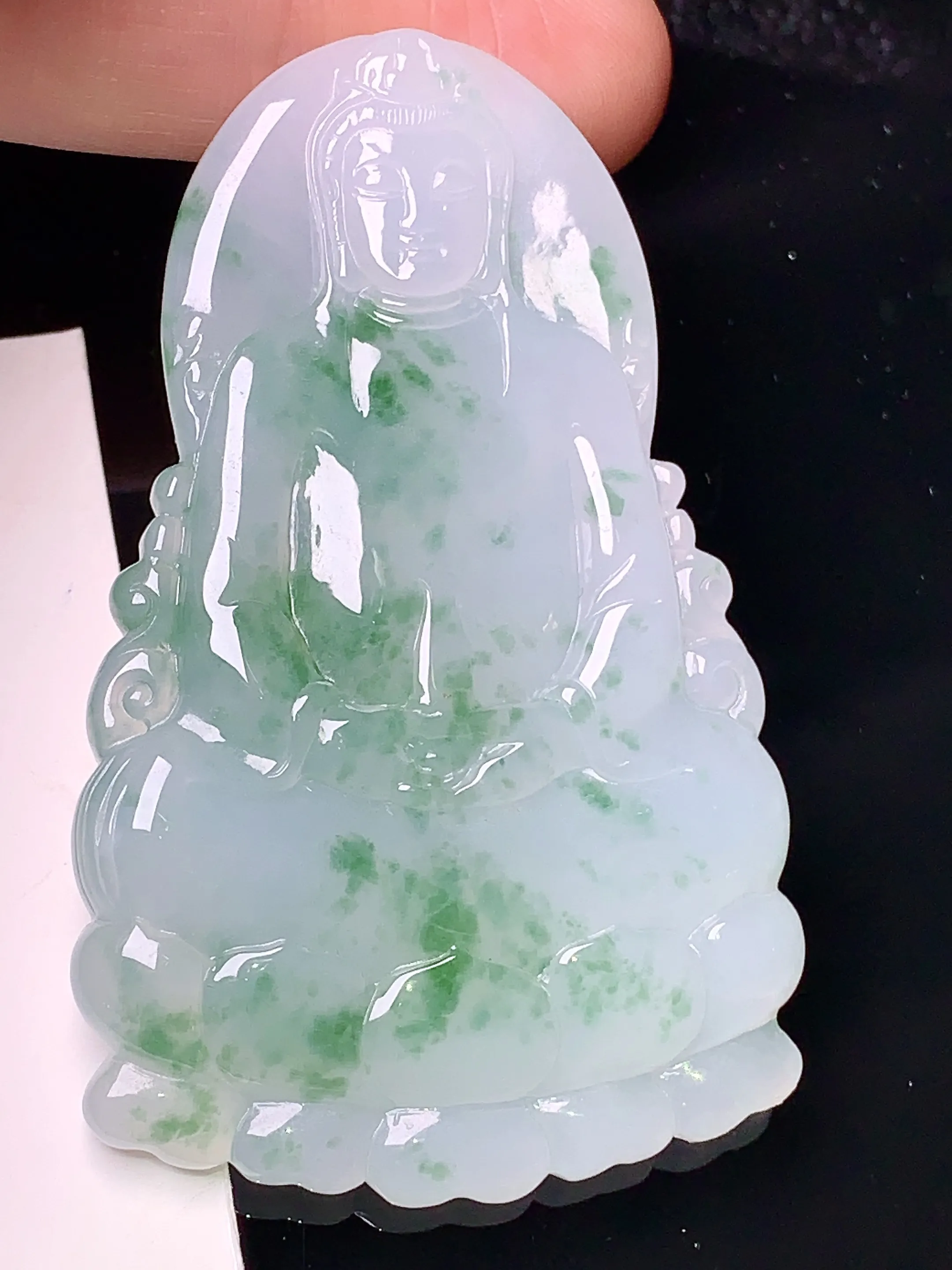 飘绿观音吊坠 玉质细腻 色泽清新艳丽 整体尺寸60.9*37.6*5.5