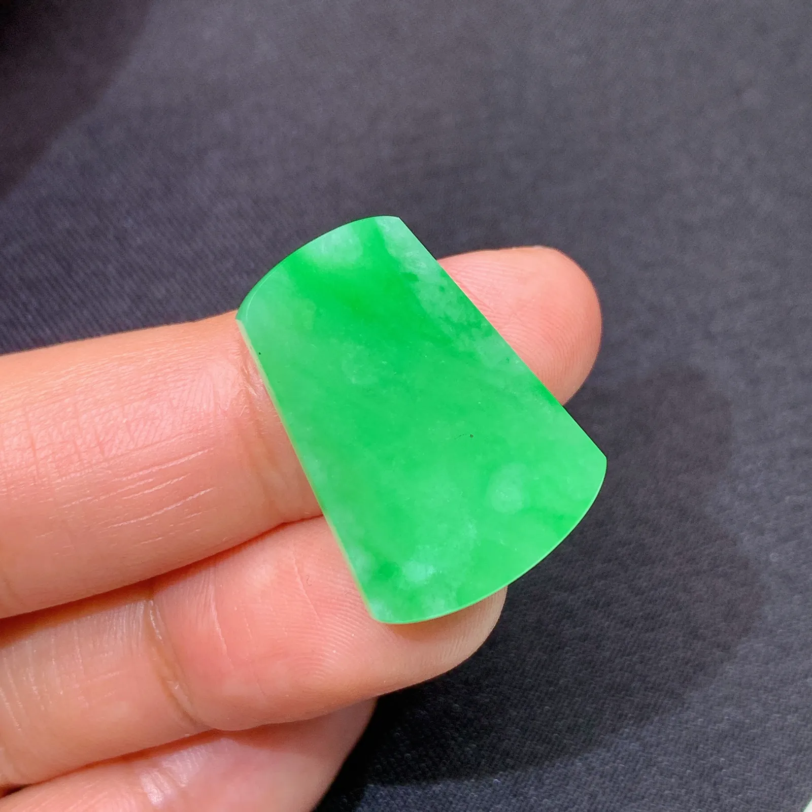 阳绿无事牌，冰润色阳，玉质细腻，种水足 尺寸23.5*16.9*2.9