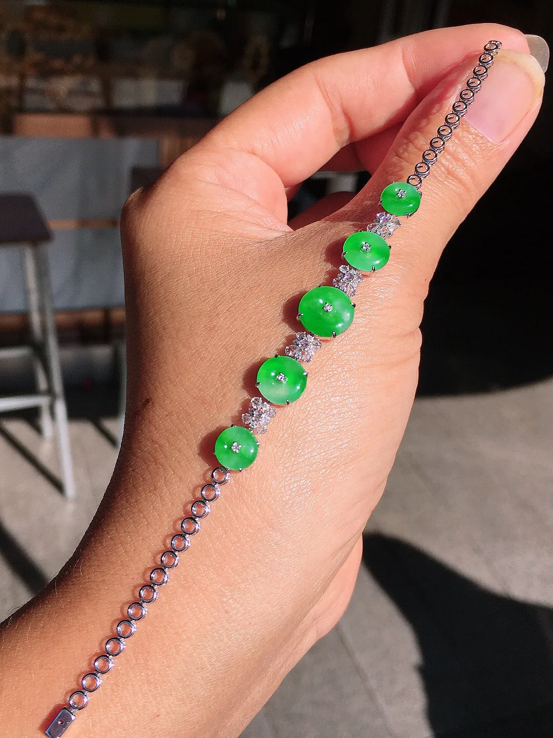 阳绿平安扣手链，色泽均匀艳丽，玉质细腻，荧光感超
强，饱满圆润，尽显优雅气质，18k
金豪华镶嵌