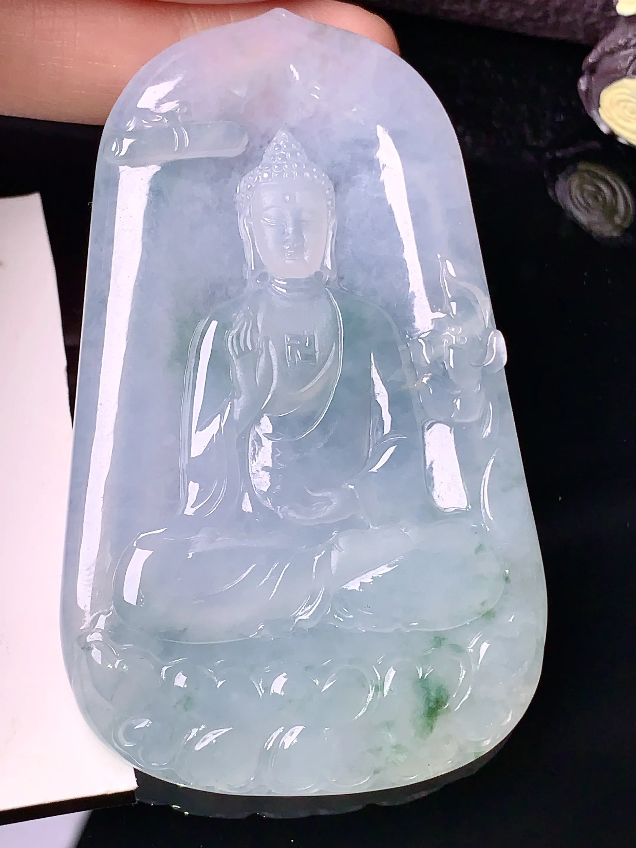 冰种大日如来吊坠 玉质细腻 色泽清新艳丽 整体尺寸72.8*43.6*5.8