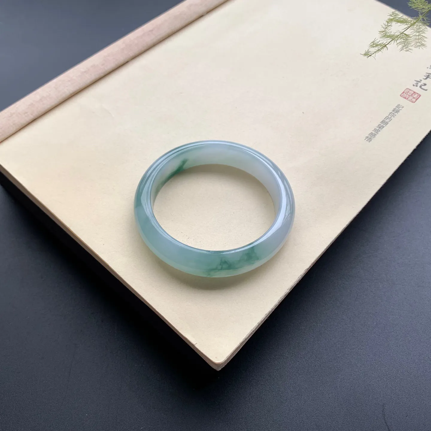 56.6圈口飘花正圈手镯 尺寸：56.6-13-8，无纹裂，水润起胶，优雅迷人