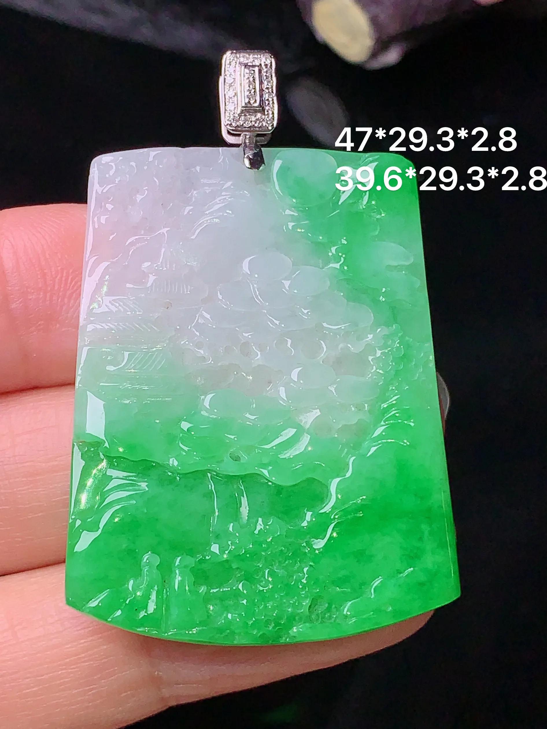 18k金钻镶嵌翠绿山水牌子吊坠 玉质细腻 色泽清新艳丽 整体尺寸47*29.3*2.8
