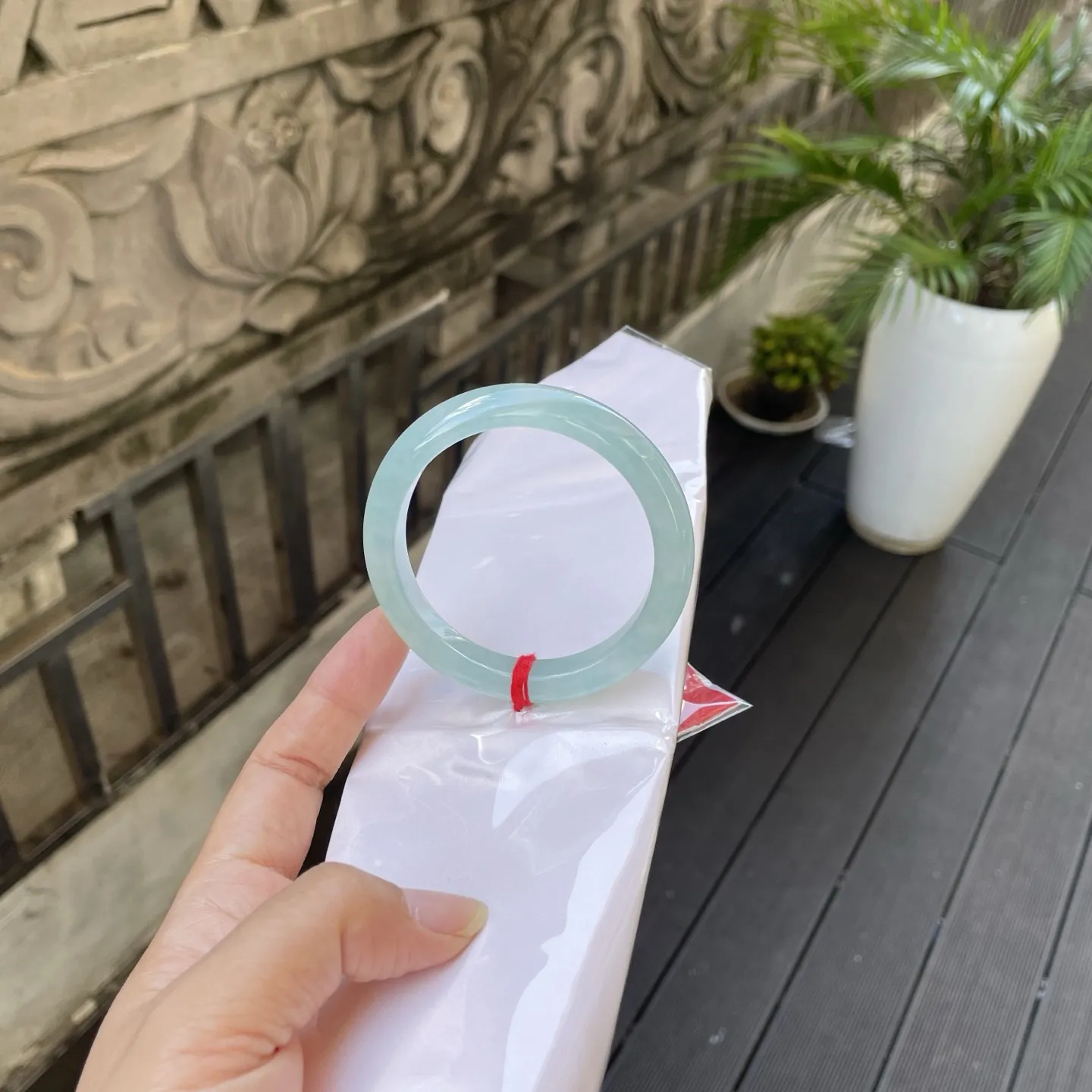 56圈口🫐
蓝底，雨后初晴的天空被揉进了玉石，每一次流转都似有清泉在玉里叮咚作响，满是清灵的韵致