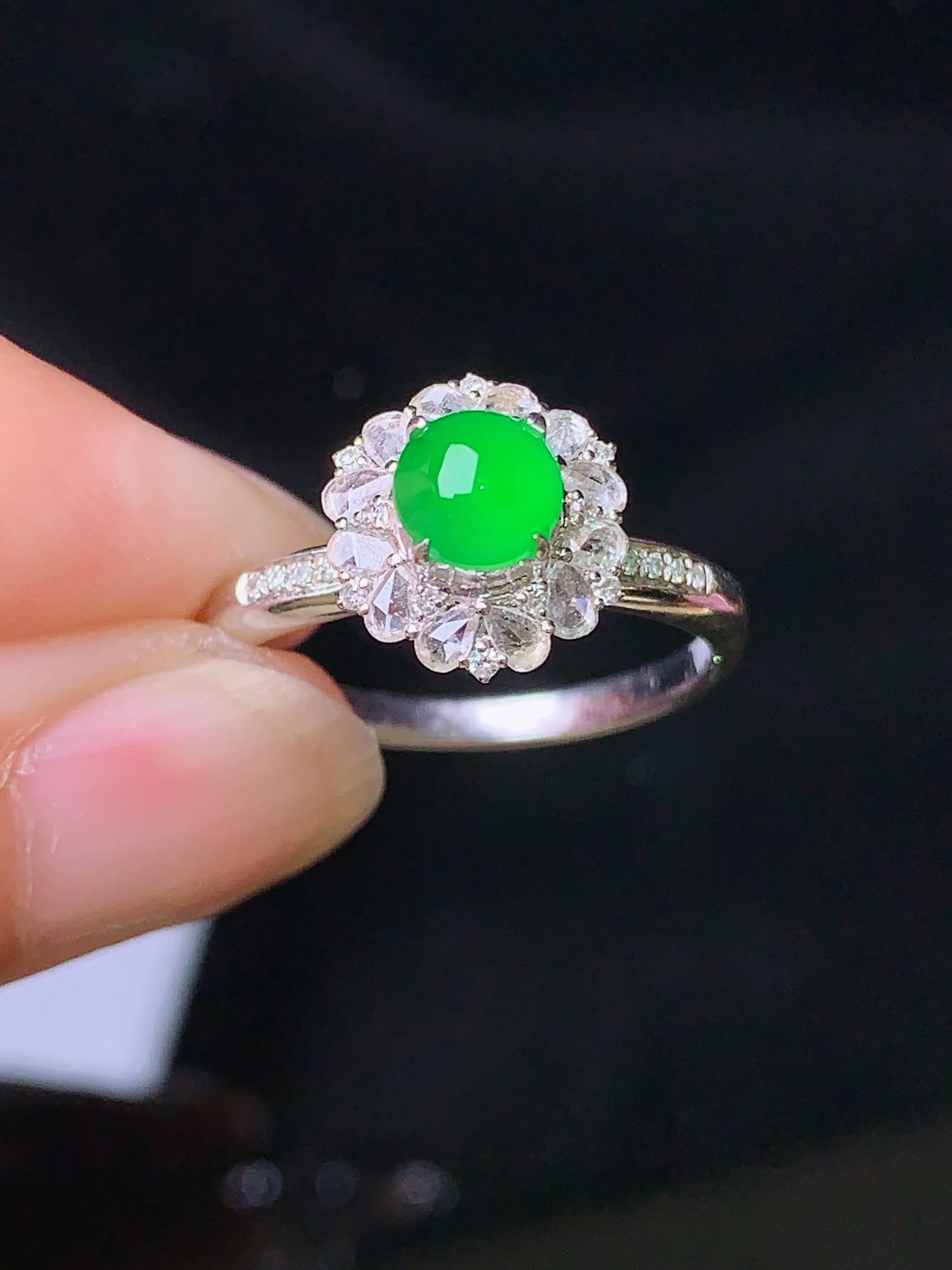 18k金钻镶嵌满绿蛋面戒指 玉质细腻 色泽清新艳丽 圈口13 整体尺寸10.2*9.5*9.3