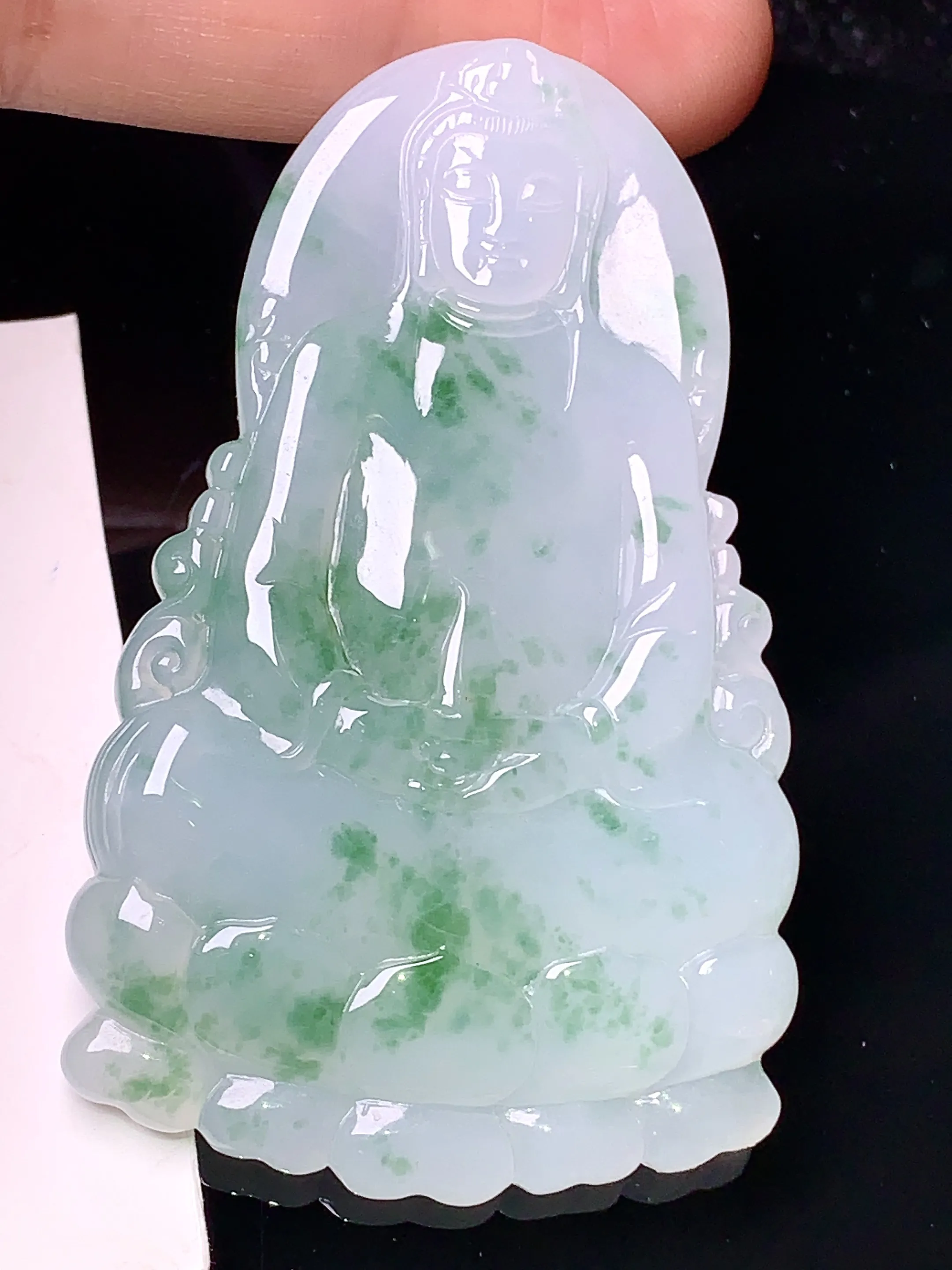 飘绿观音吊坠 玉质细腻 色泽清新艳丽 整体尺寸60.9*37.6*5.5