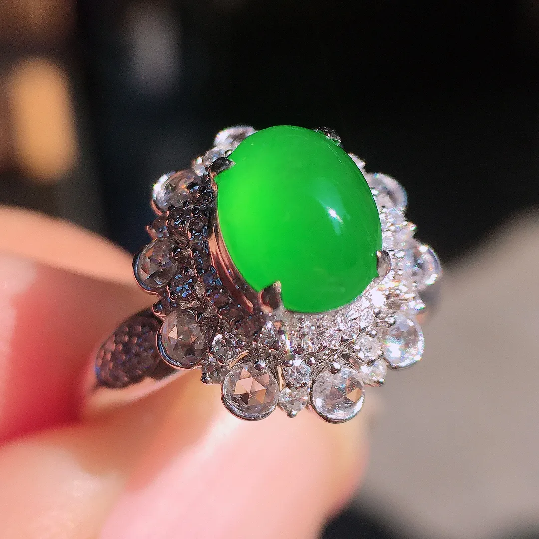 阳绿蛋面戒指，色泽均匀艳丽，玉质细腻，荧光感超
强，饱满圆润，尽显优雅气质，18k
金豪华镶嵌