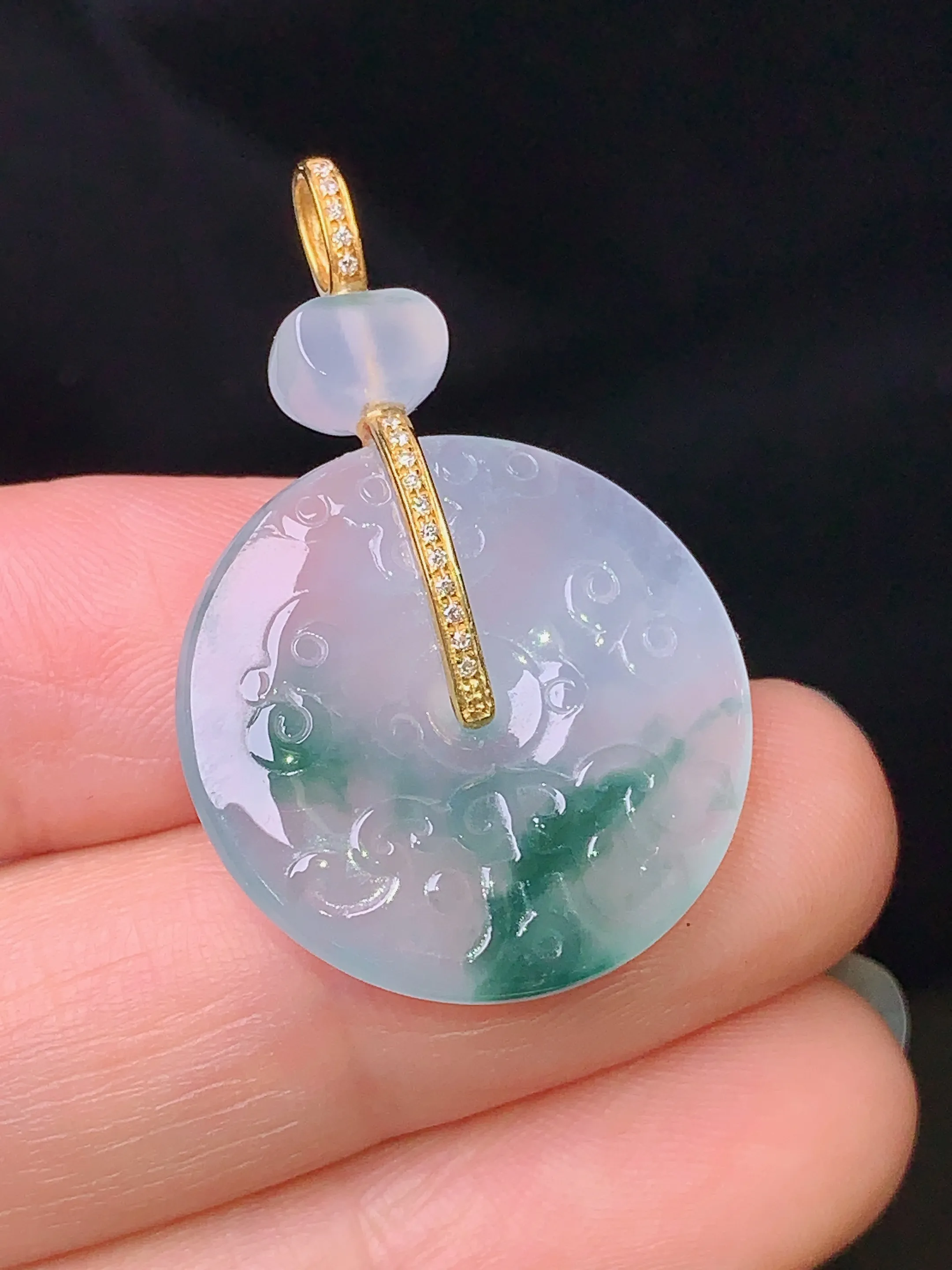 18k金钻镶嵌飘绿仿古飘绿平安扣吊坠 玉质细腻 色泽清新艳丽 整体尺寸34*32*4.2