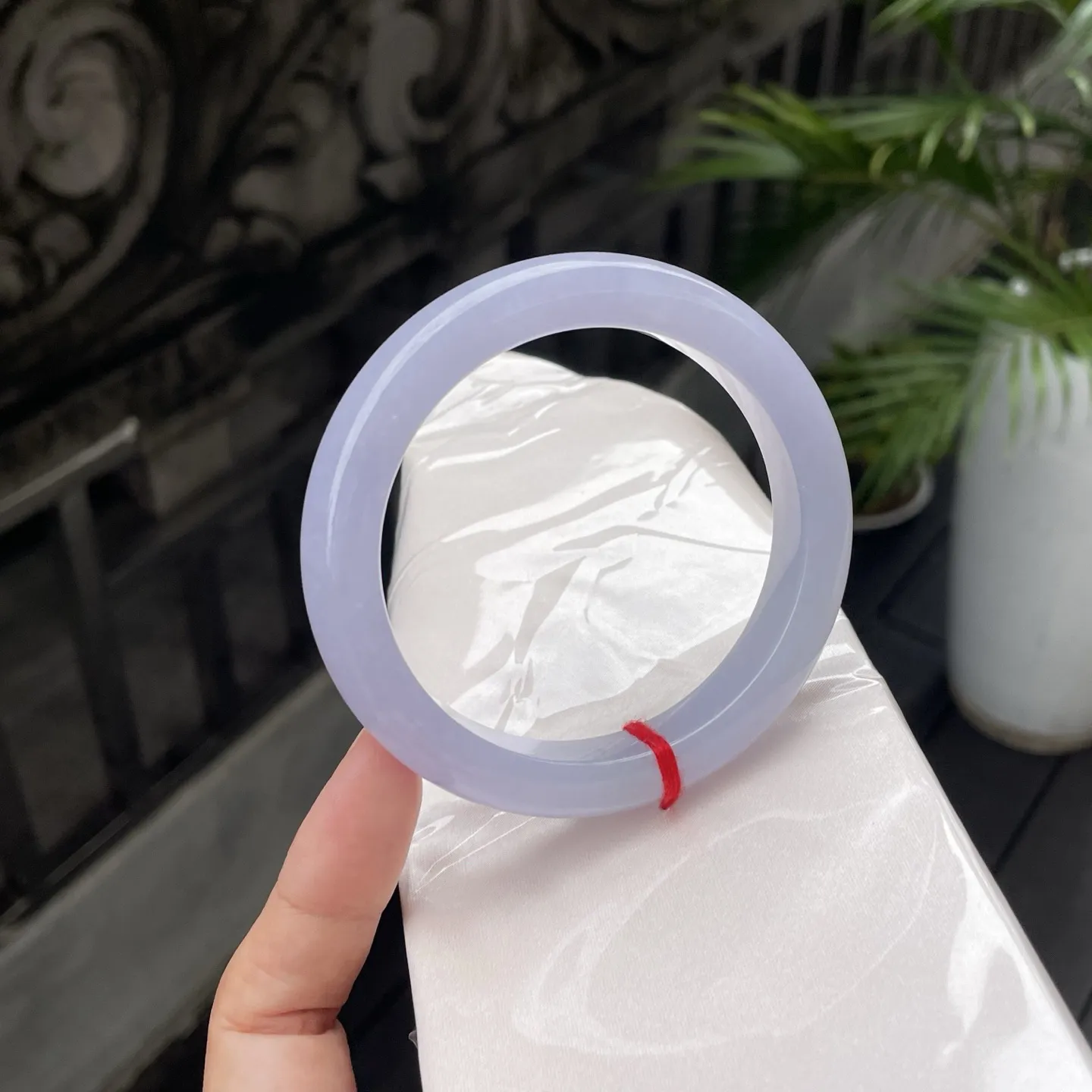 60+圈口
紫底，似将暮色时分天际那抹柔淡的紫，凝萃于玉石之中，莹润剔透