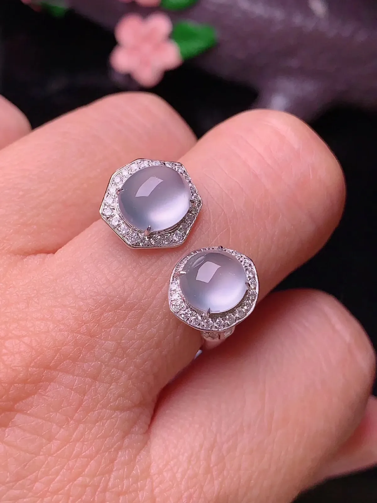 18k金钻镶嵌冰种蛋面戒指 玉质细腻 色泽艳丽 圈口14 整体尺寸10.6*10*7.8