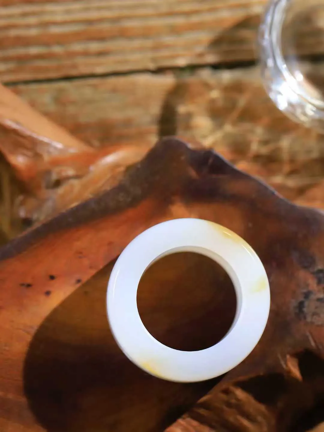 （古韵.扳指）

精品和田玉糖白玉扳指，玉质温润，油润感十足， 整器古韵生辉。优雅高贵。运筹帷幄于掌中，决胜于千里之外。重23.4克   圈口21.5mm  尺寸15.3-6.3mm  23110433A